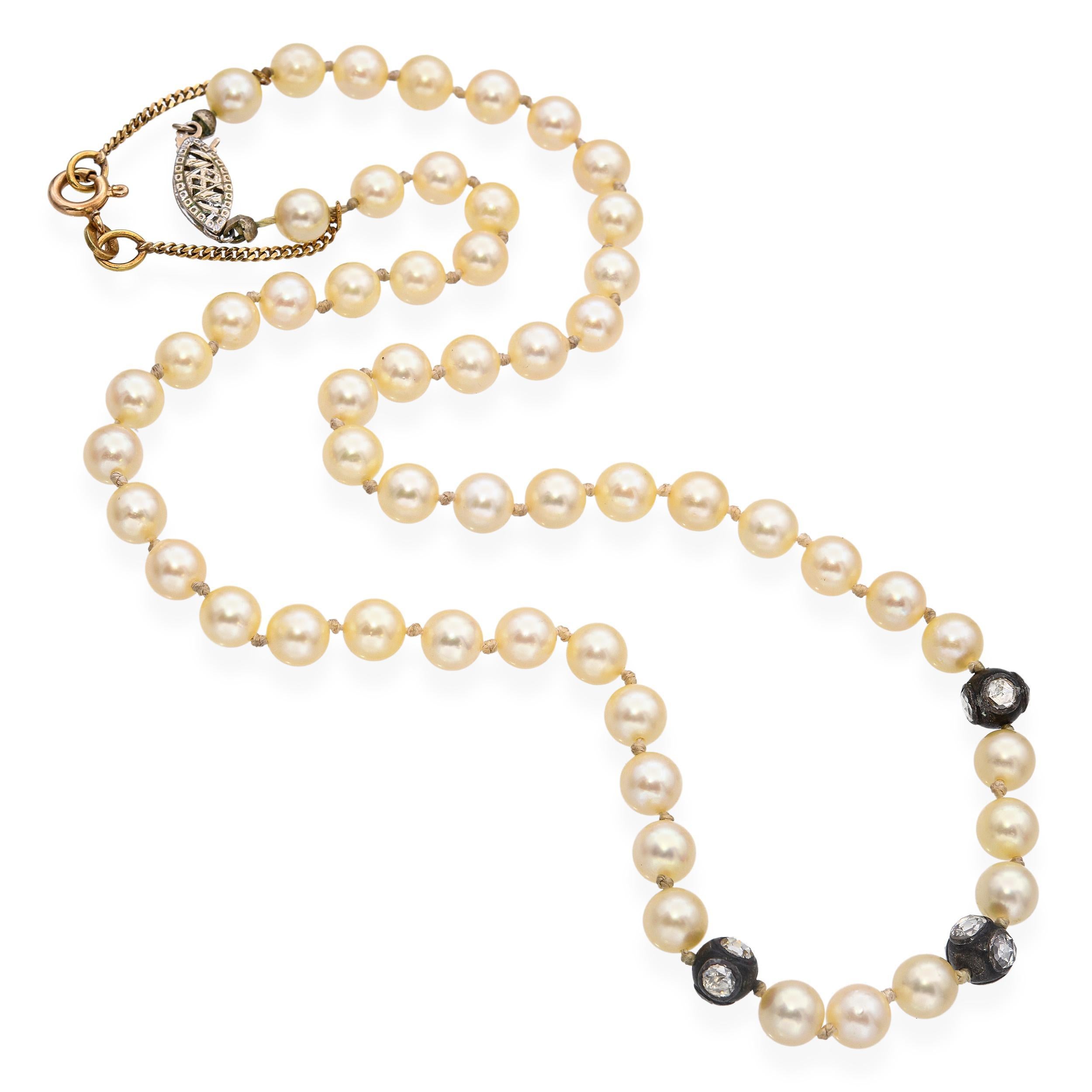 Questa collana antica presenta una squisita combinazione di oro giallo e bianco 14k con perle di diamanti taglio rosa e perle naturali. Il design delicato mette in mostra la raffinata maestria dell'artigianato dell'inizio del XX secolo, dove ogni