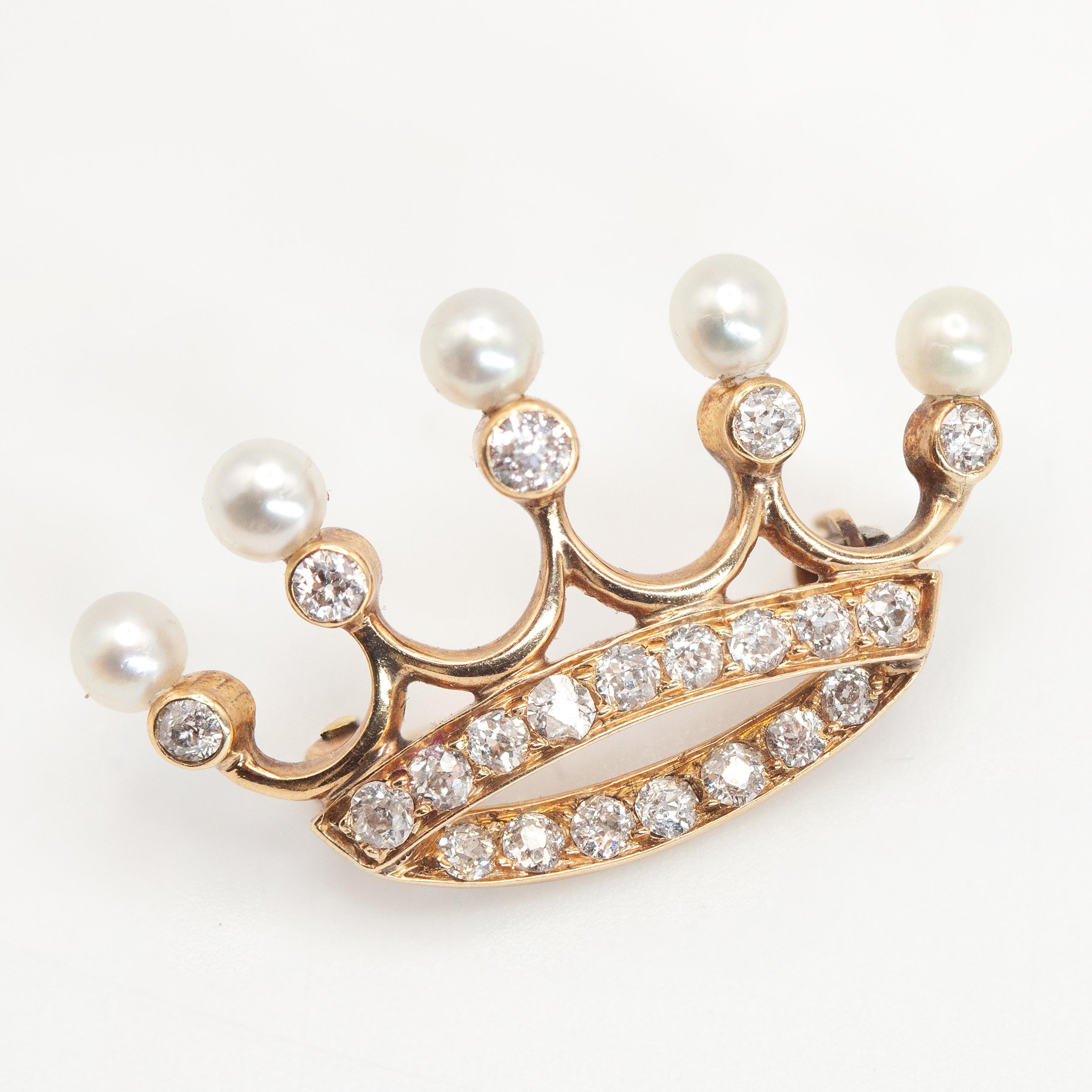 This charming antique 14K YG diamond pearl crown brooch is adorned with 5 lustrous natural pearls and set with 21 old mine cut diamonds approximate in G-H color VS-Si clarity

Approximate Weight: 2.7grams

Approximate Measurement: 
Overall -  27.9mm