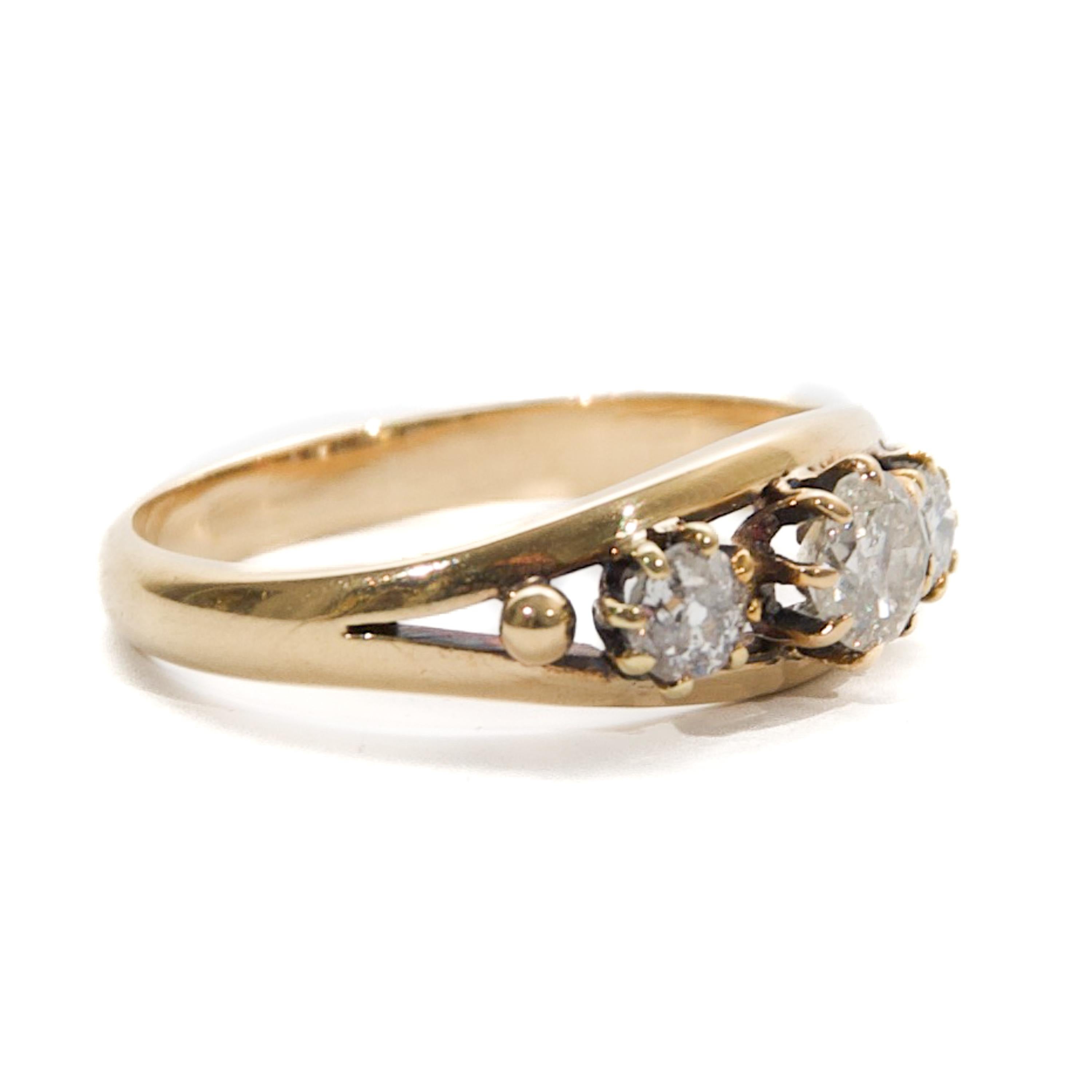 Edoardiano Anello antico in oro 14kt con tre diamanti taglio vecchio, circa inizio XX secolo in vendita