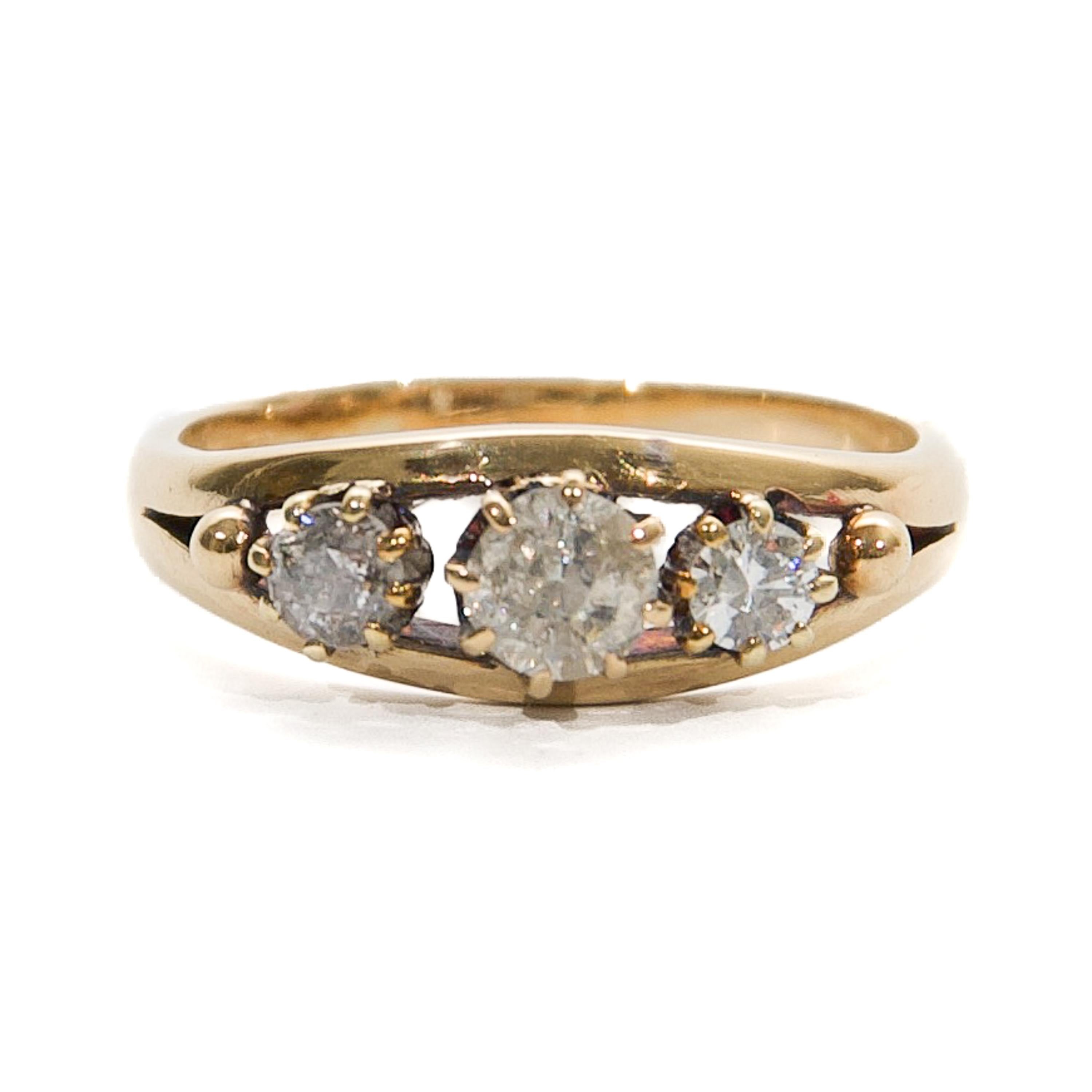 Taglio antico europeo Anello antico in oro 14kt con tre diamanti taglio vecchio, circa inizio XX secolo in vendita