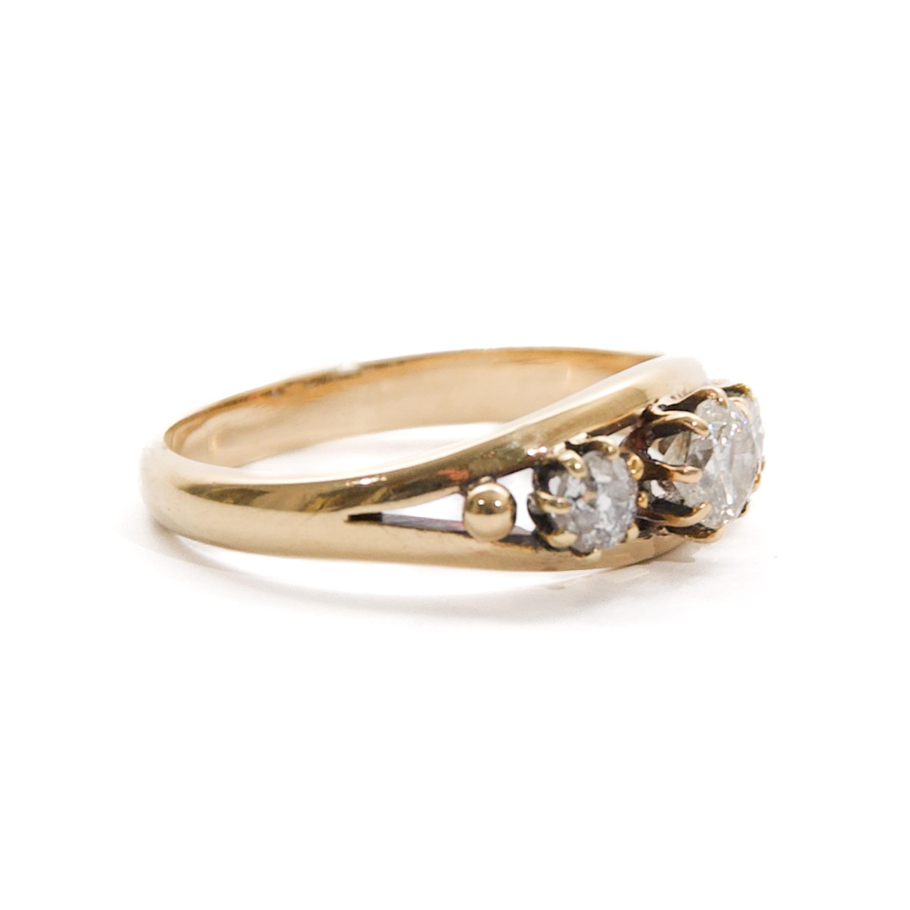 Anello antico in oro 14kt con tre diamanti taglio vecchio, circa inizio XX secolo In condizioni buone in vendita a Rotterdam, NL