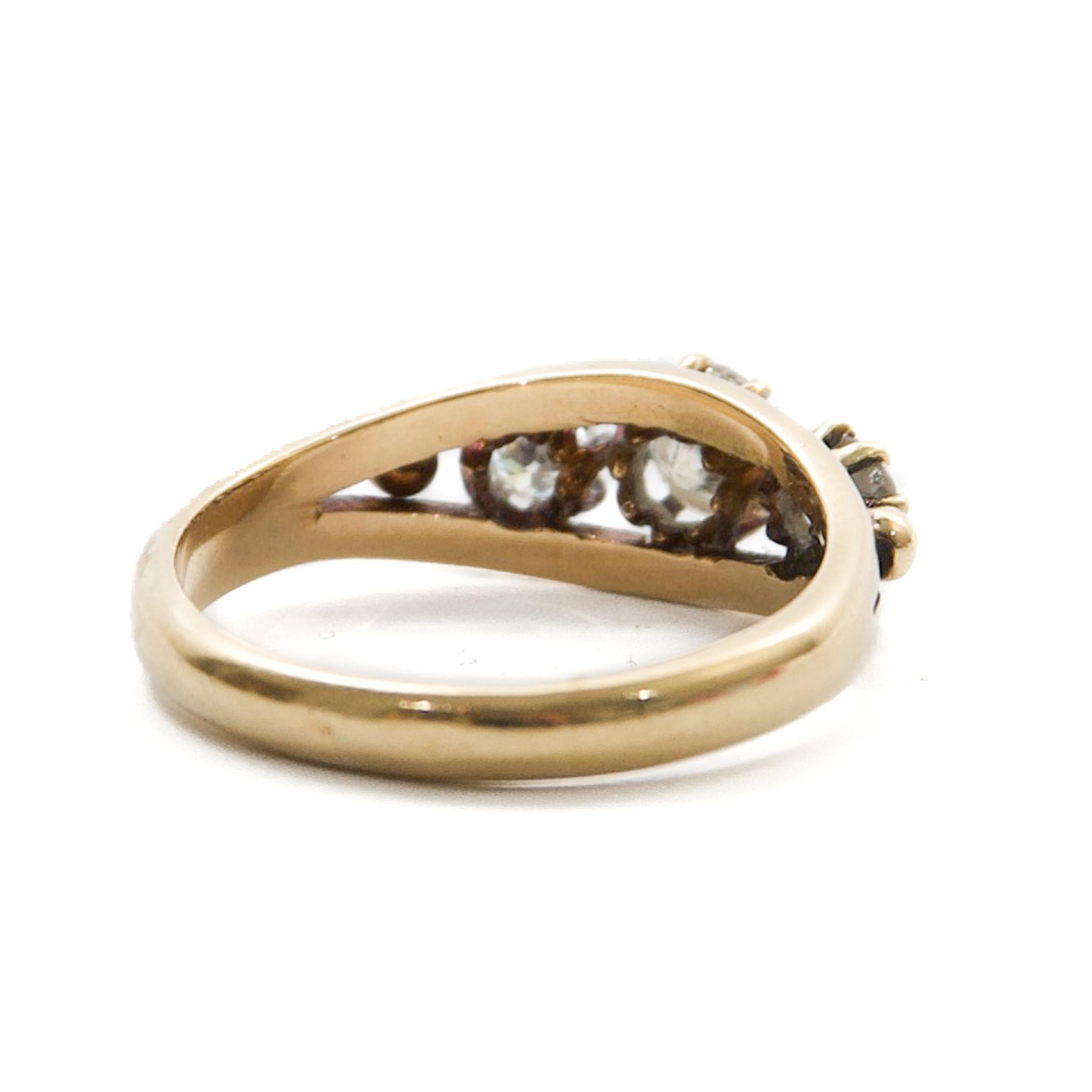 Donna Anello antico in oro 14kt con tre diamanti taglio vecchio, circa inizio XX secolo in vendita