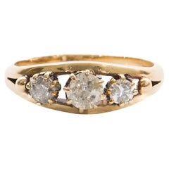 Anello antico in oro 14kt con tre diamanti taglio vecchio, circa inizio XX secolo