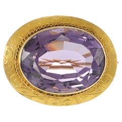 Alfiler antiguo de oro amarillo de 14 quilates con bisel engastado de amatista púrpura de talla oval de 26 quilates