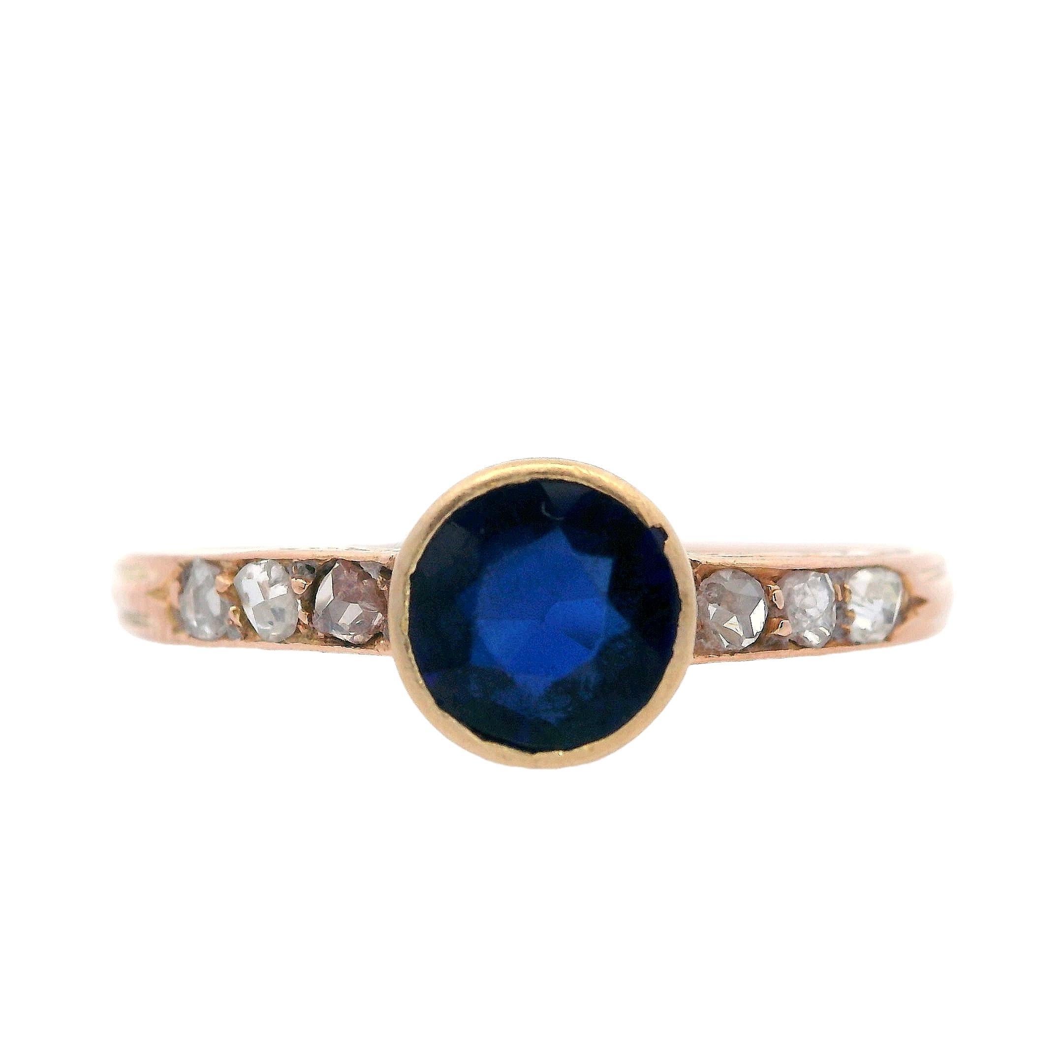 Edwardian 14kt yellow Gold Solitaire Ring with Sapphire and Diamonds In Good Condition In Aventura, FL