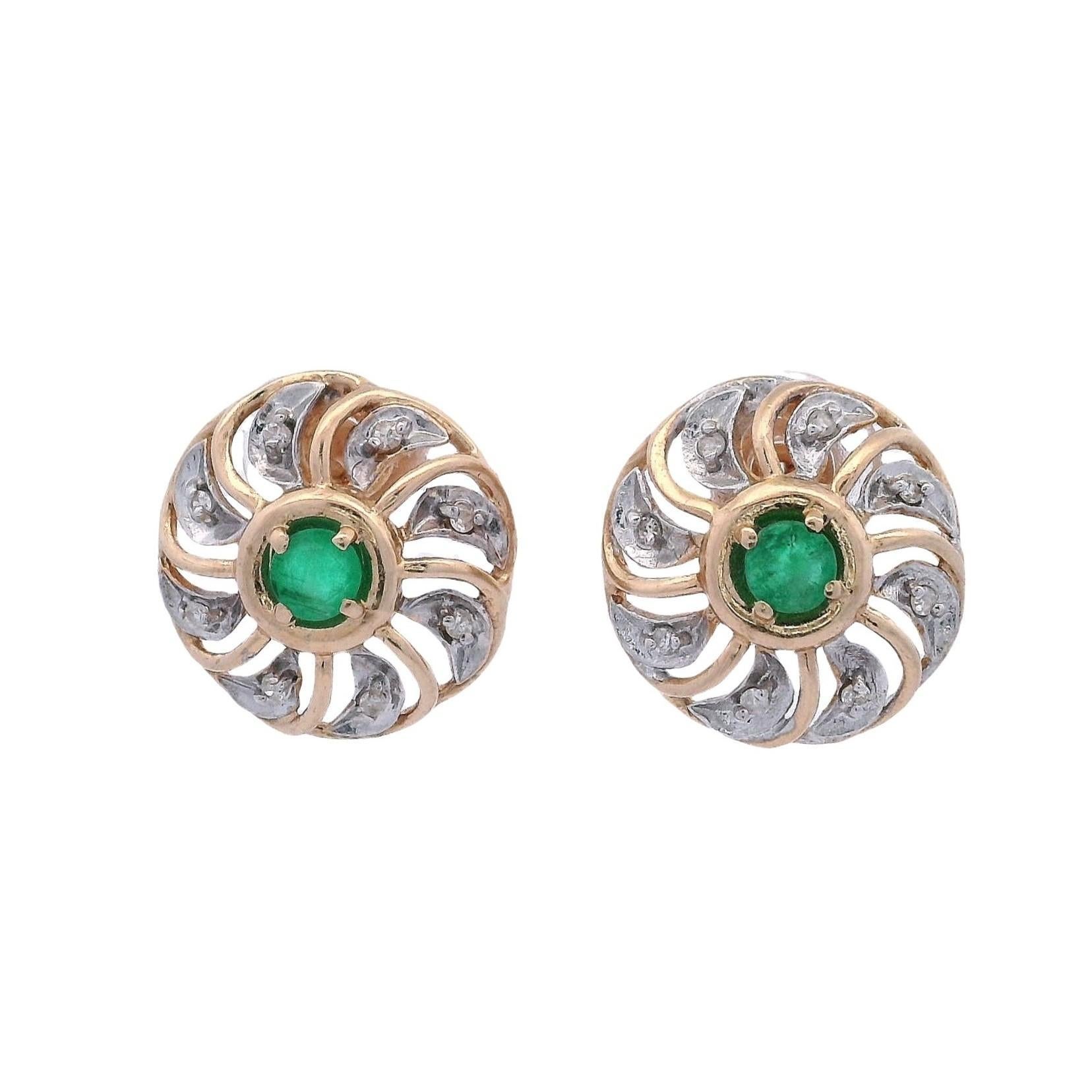 Questo raffinato paio di antichi orecchini a perno è sapientemente realizzato in oro giallo e bianco 14kt, ognuno dei quali è centrato da un vivace smeraldo di taglio rotondo. Insieme, i due smeraldi pesano circa 0,40 charme, irradiando una ricca