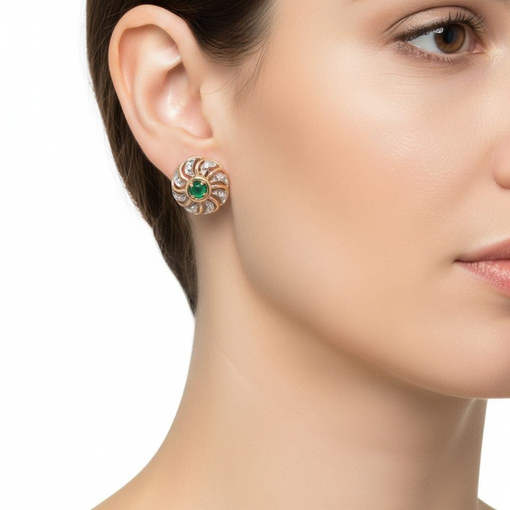 Taglio rotondo Orecchini antichi in oro giallo e bianco 14kt con diamanti e smeraldi in vendita