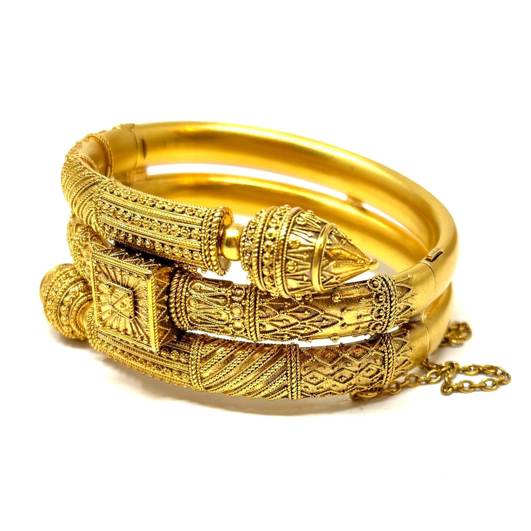 Magnifico esempio di gioielleria etrusca inglese del XIX secolo, questo braccialetto è realizzato in oro a 15 carati. Abbraccia comodamente il polso e brilla come i gioielli dell'antichità che emula.

Circonferenza interna di 6,5 pollici
Larghezza