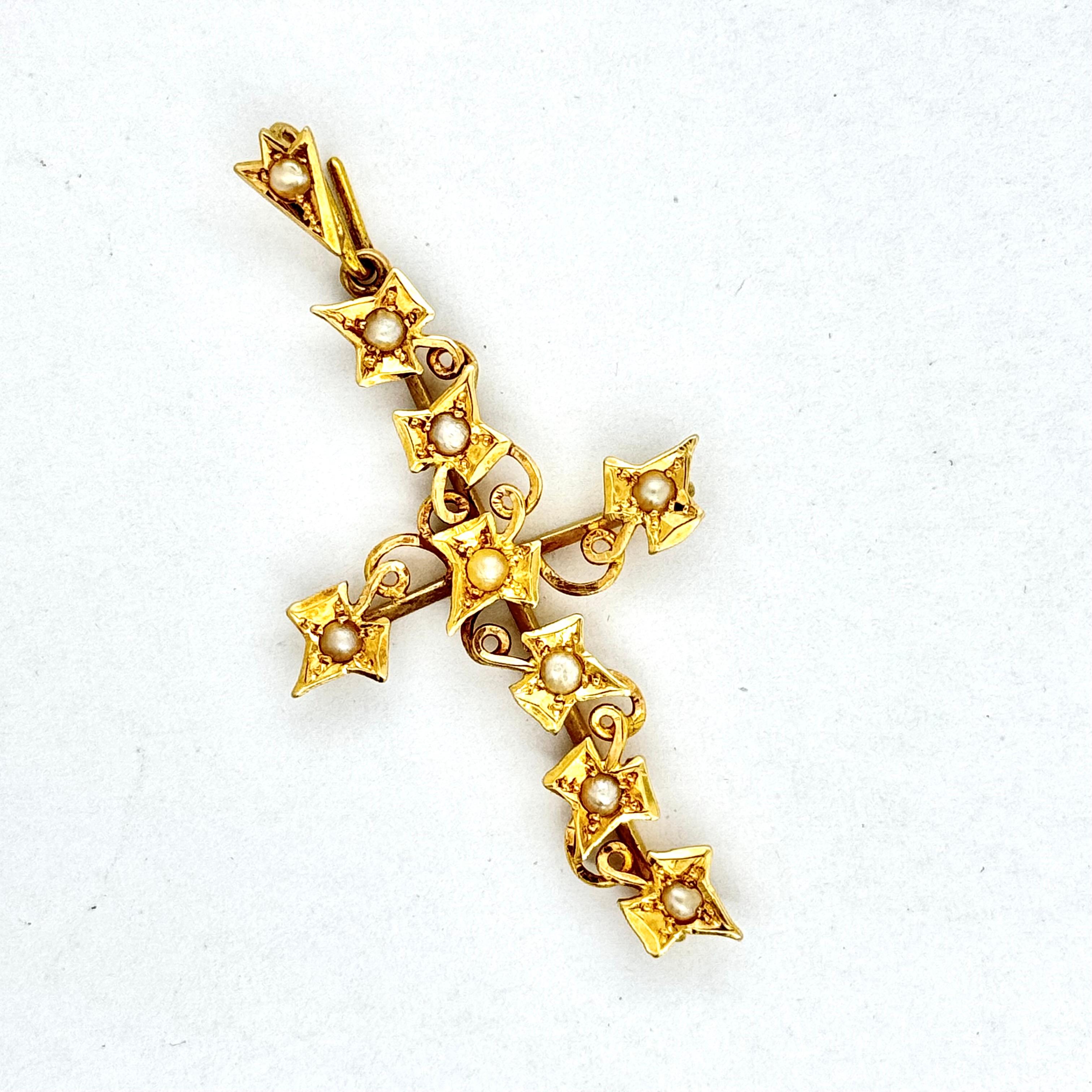 Édouardien Croix ancienne en or jaune 15 carats en forme de feuille de lierre avec perles de rocaille en vente