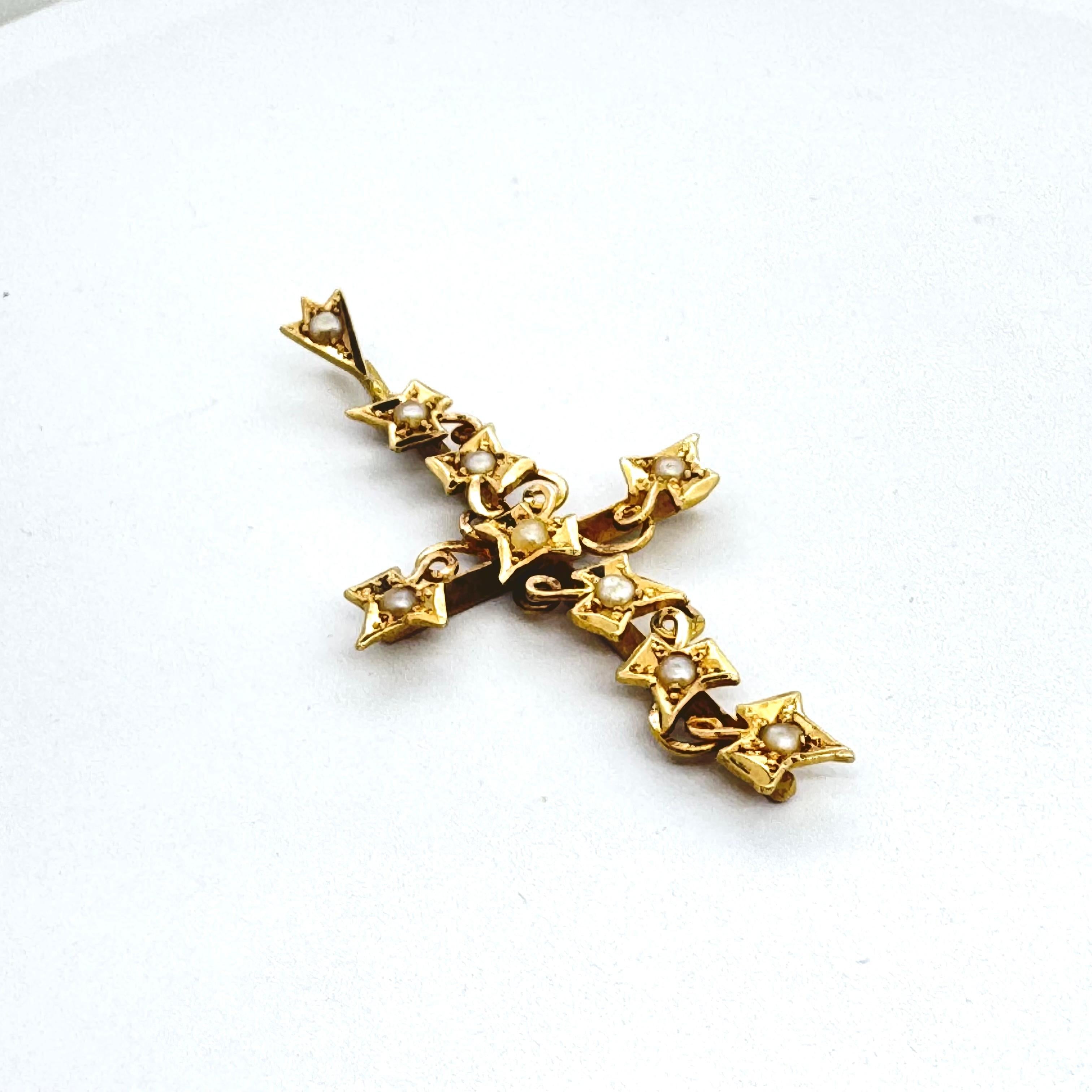 Perle Croix ancienne en or jaune 15 carats en forme de feuille de lierre avec perles de rocaille en vente
