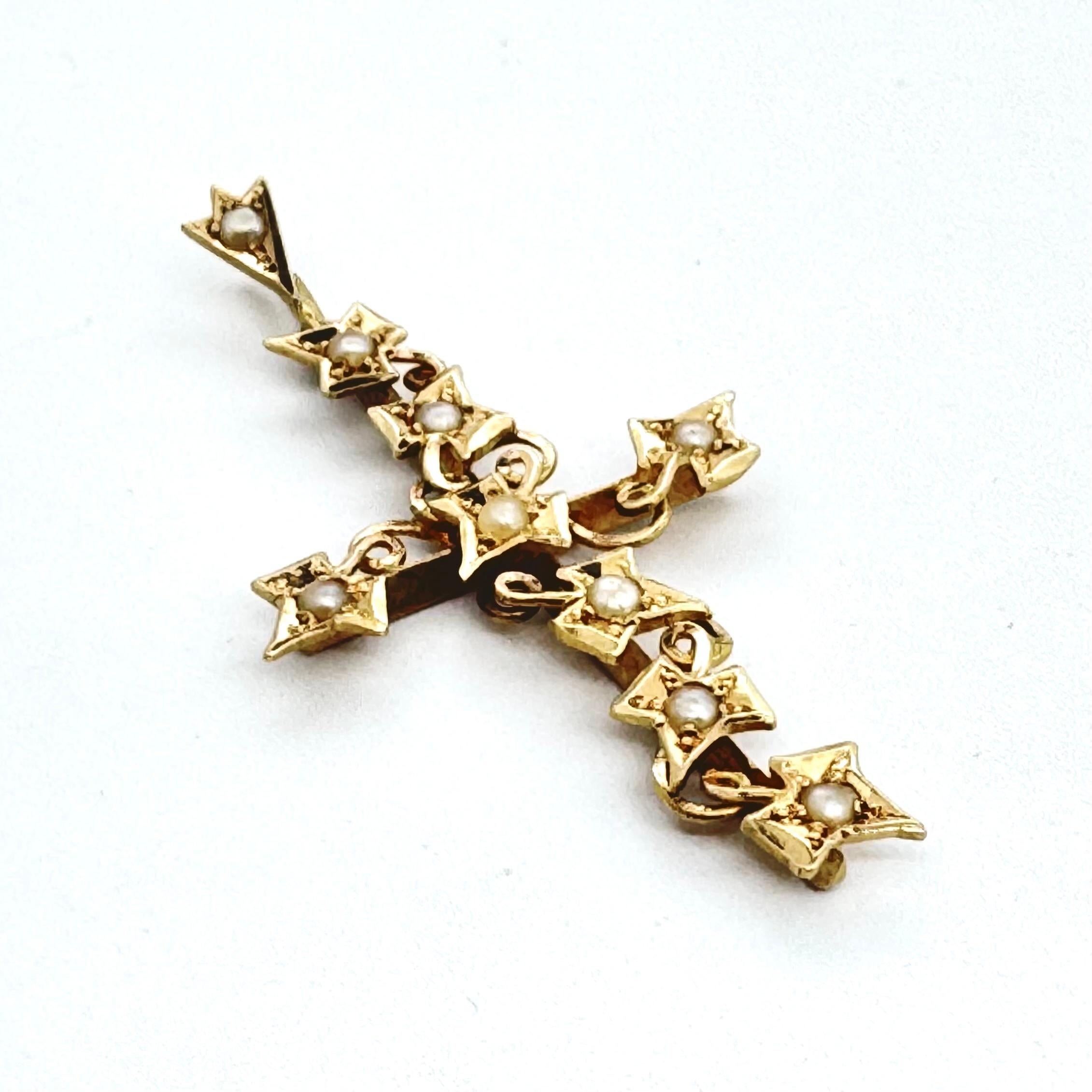 Croix ancienne en or jaune 15 carats en forme de feuille de lierre avec perles de rocaille Bon état - En vente à MELBOURNE, VIC