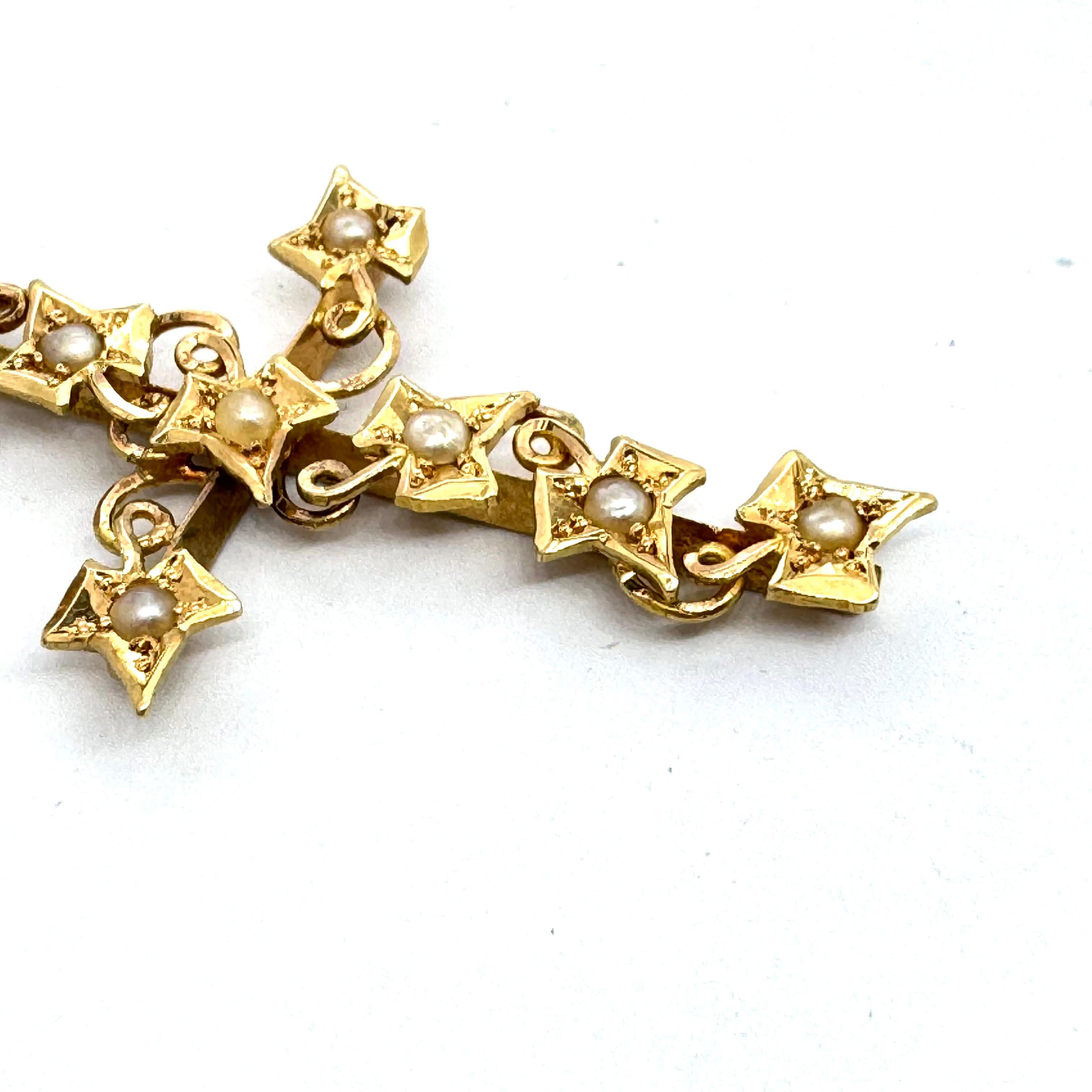 Croix ancienne en or jaune 15 carats en forme de feuille de lierre avec perles de rocaille en vente 1