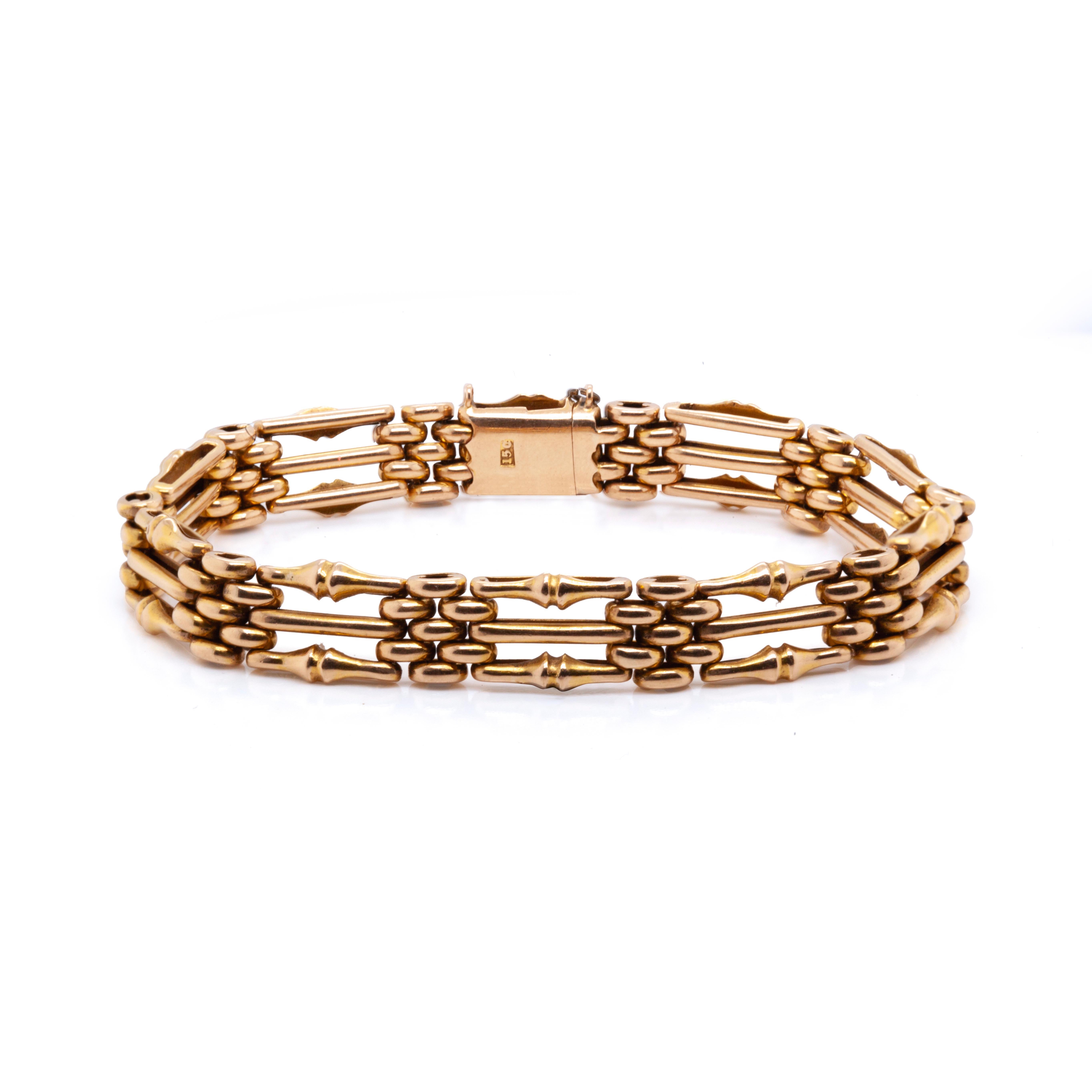 Remontez le temps et ressentez l'énergie antique avec ce magnifique bracelet à maillons en forme de porte.

Adapté à un usage quotidien et facile à assortir à toute tenue vestimentaire, ce magnifique bracelet présente un design complexe réalisé de
