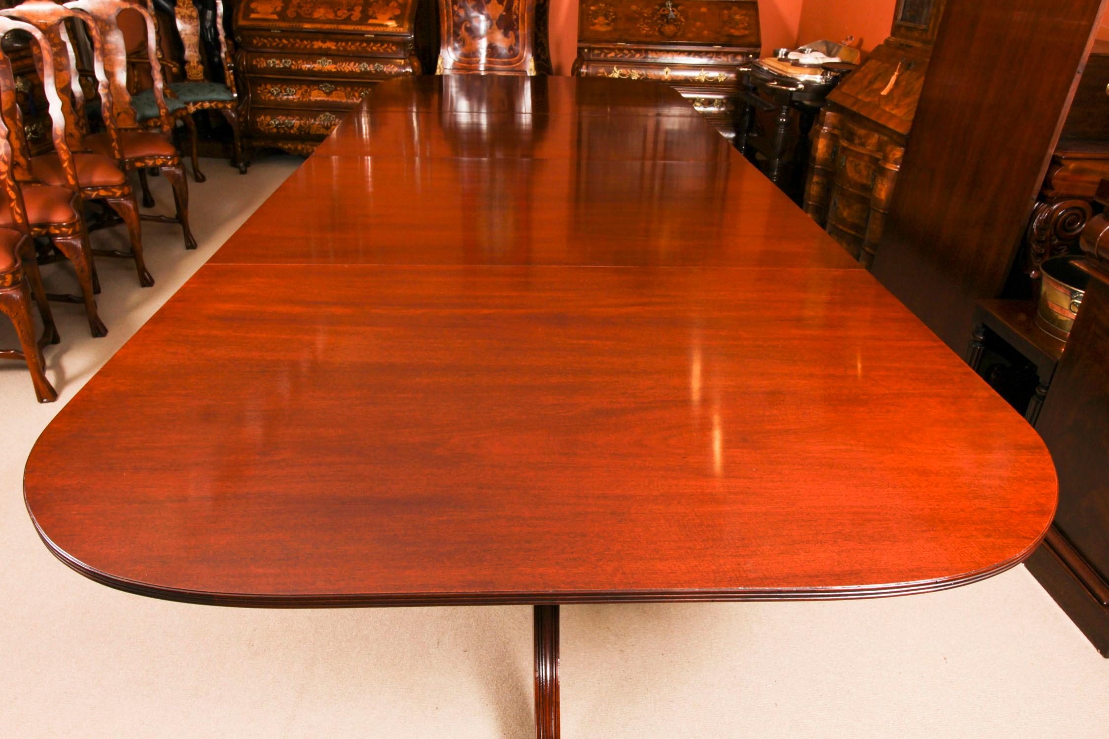 Ancienne table de salle à manger à trois colonnes de style George III de 15 pieds C1920 et 14 chaises en vente 4