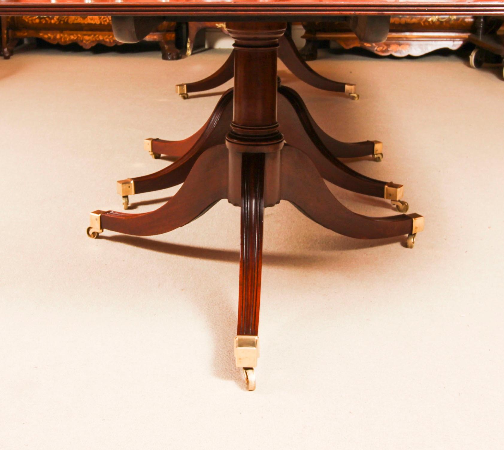 Ancienne table de salle à manger à trois colonnes de style George III de 15 pieds C1920 et 14 chaises en vente 5
