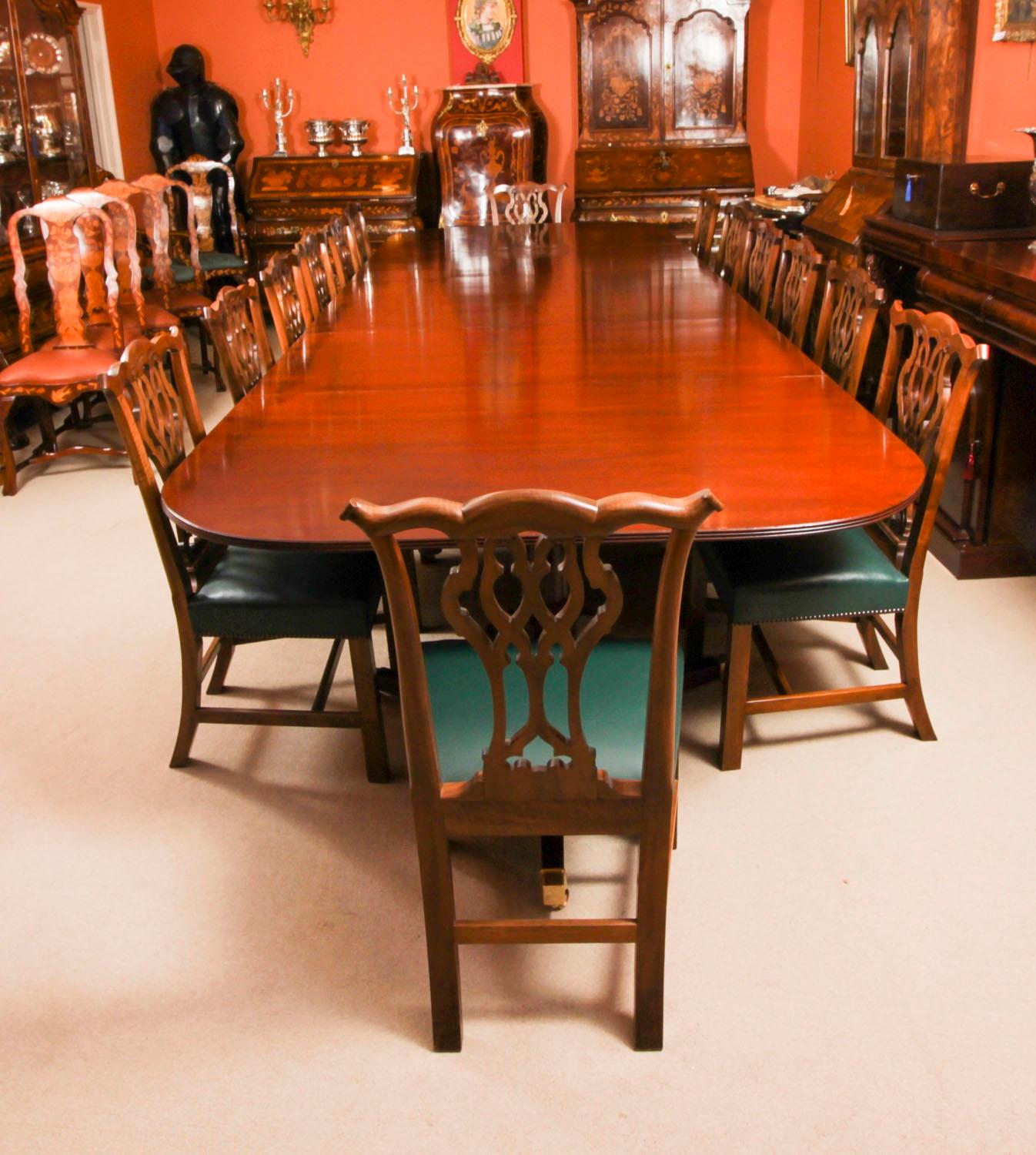 Ce fabuleux ensemble de salle à manger comprend une table de salle à manger antique à trois pieds de style George III, datant d'environ 1920, et un superbe ensemble vintage de quatorze chaises de salle à manger de style Chippendale, datant du milieu