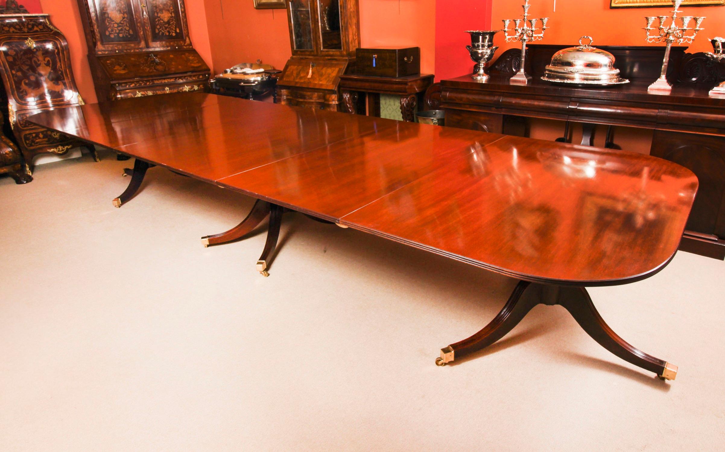 Anglais Ancienne table de salle à manger à trois colonnes de style George III de 15 pieds C1920 et 14 chaises en vente