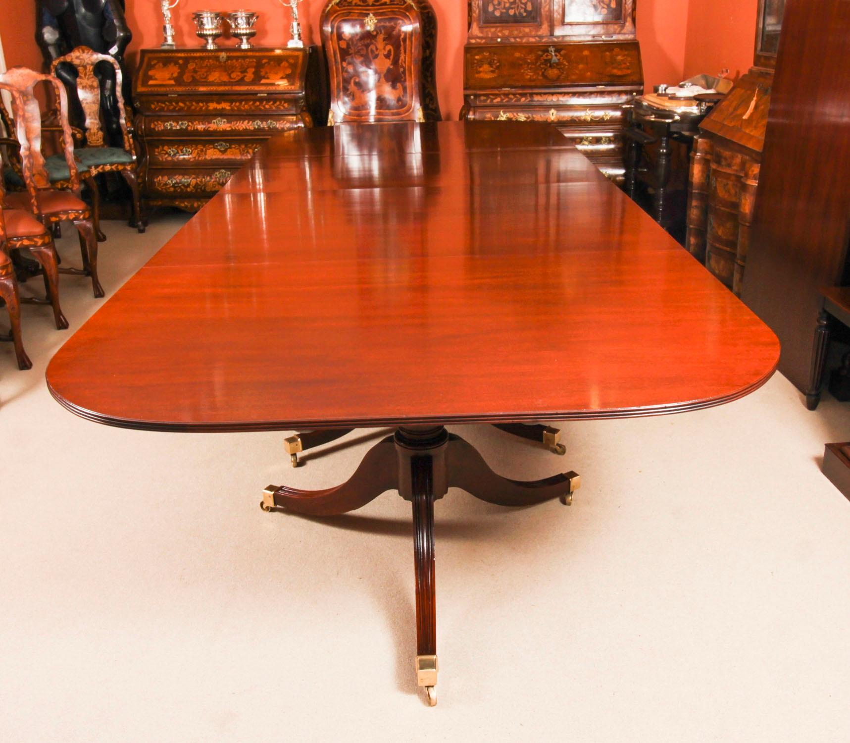 Ancienne table de salle à manger à trois colonnes de style George III de 15 pieds C1920 et 14 chaises Bon état - En vente à London, GB