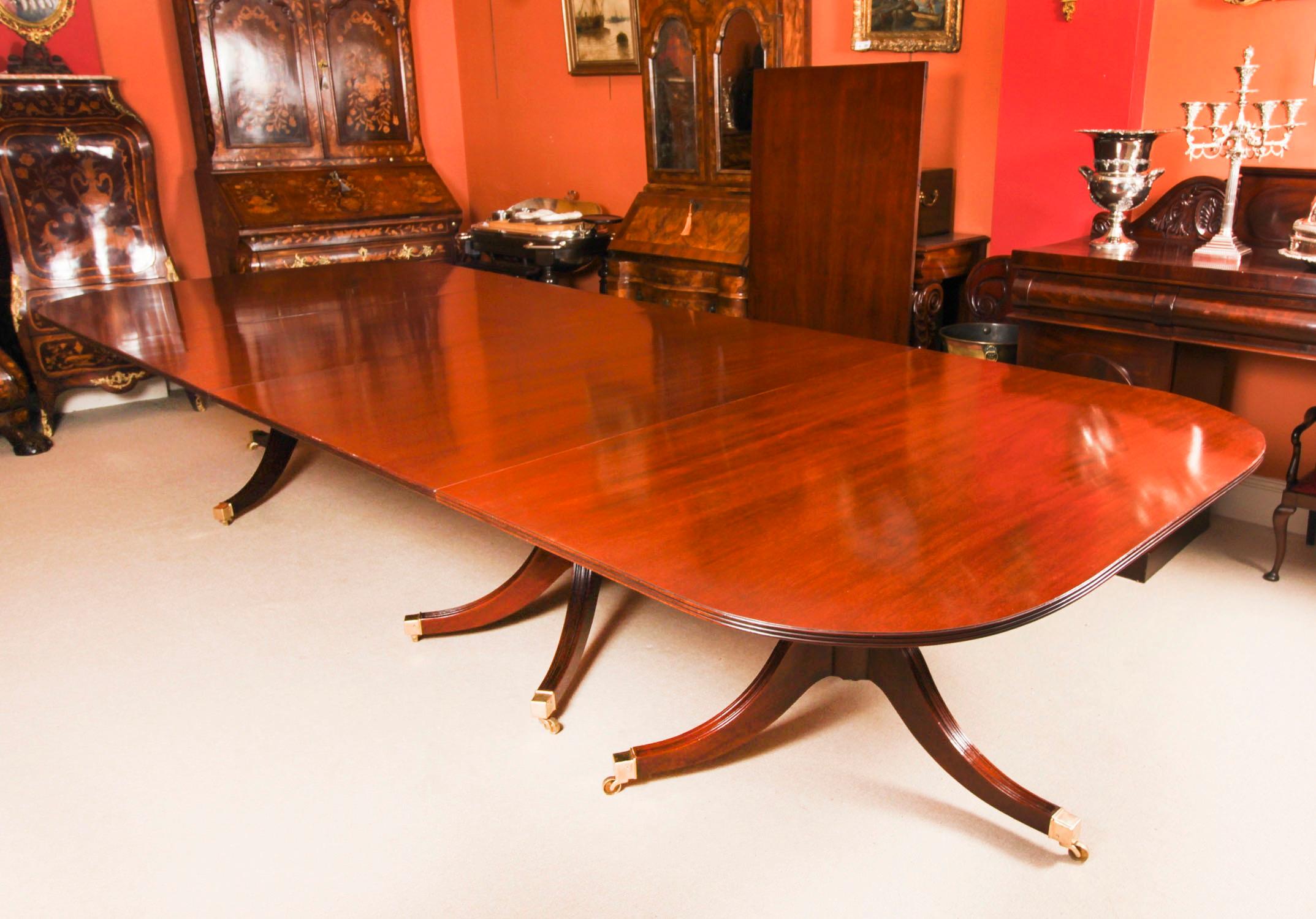 Début du 20ème siècle Ancienne table de salle à manger à trois colonnes de style George III de 15 pieds C1920 et 14 chaises en vente