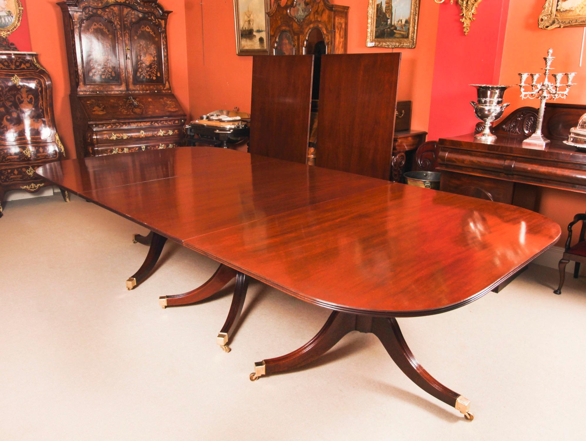Acajou Ancienne table de salle à manger à trois colonnes de style George III de 15 pieds C1920 et 14 chaises en vente