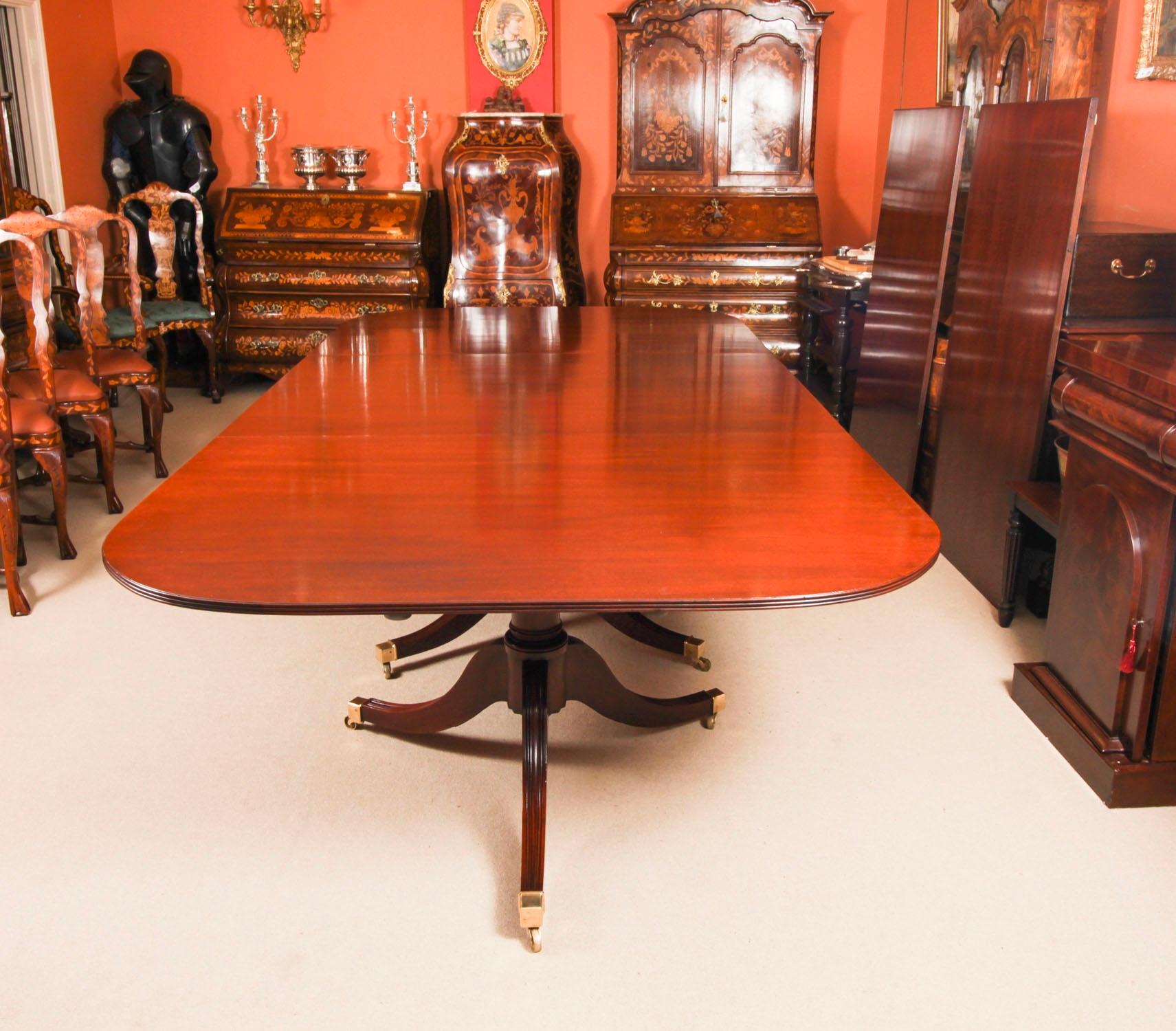 Ancienne table de salle à manger à trois colonnes de style George III de 15 pieds C1920 et 14 chaises en vente 1
