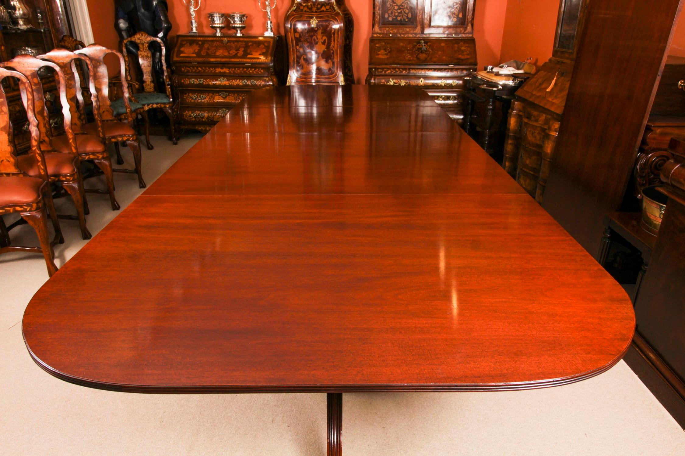 Ancienne table de salle à manger à trois colonnes de style George III de 15 pieds C1920 et 14 chaises en vente 2