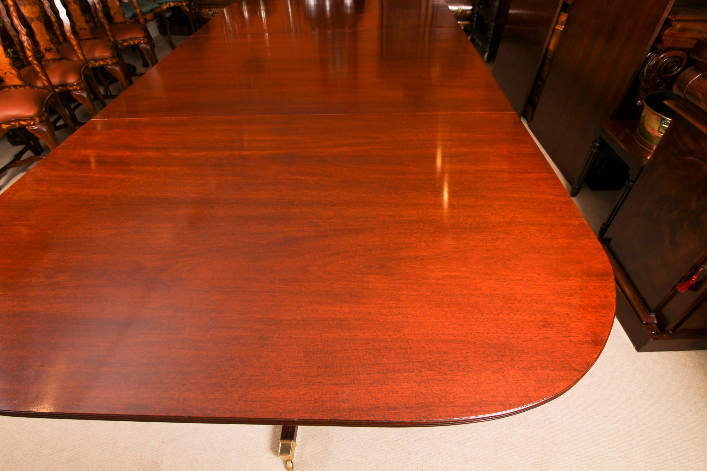 Ancienne table de salle à manger à trois colonnes de style George III de 15 pieds C1920 et 14 chaises en vente 3