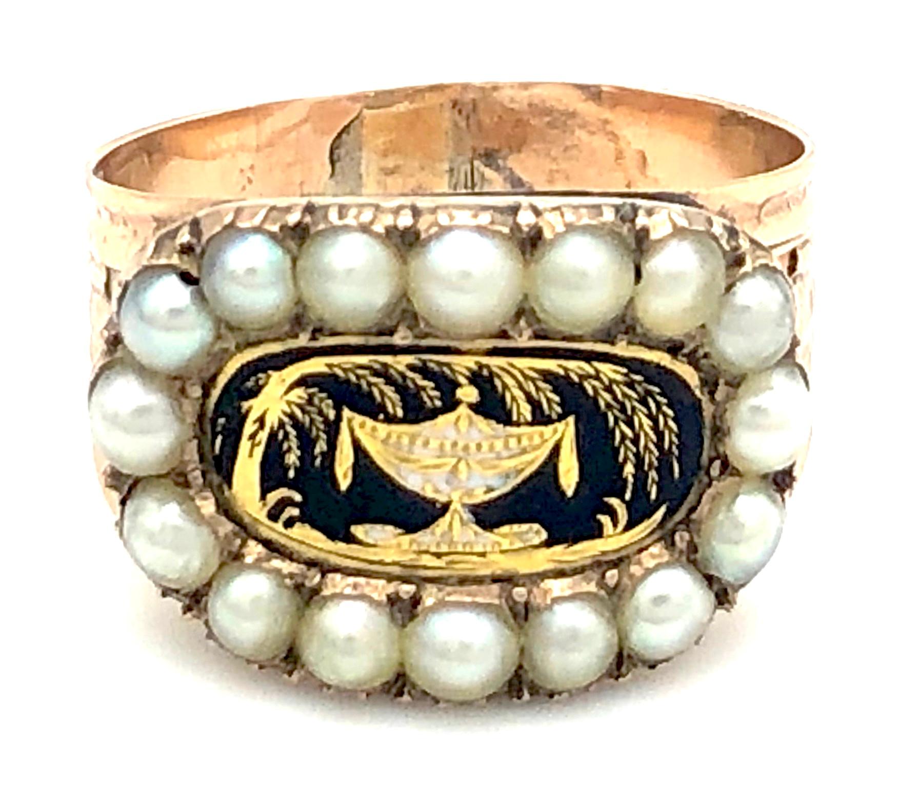 Dieser Ring wurde im ersten Jahrzehnt des neunzehnten Jahrhunderts hergestellt. In einem ovalen, mit orientalischen Perlen verzierten Rahmen sehen wir ein Emailgemälde mit einer Urne, die von einer Trauerweide umgeben ist.