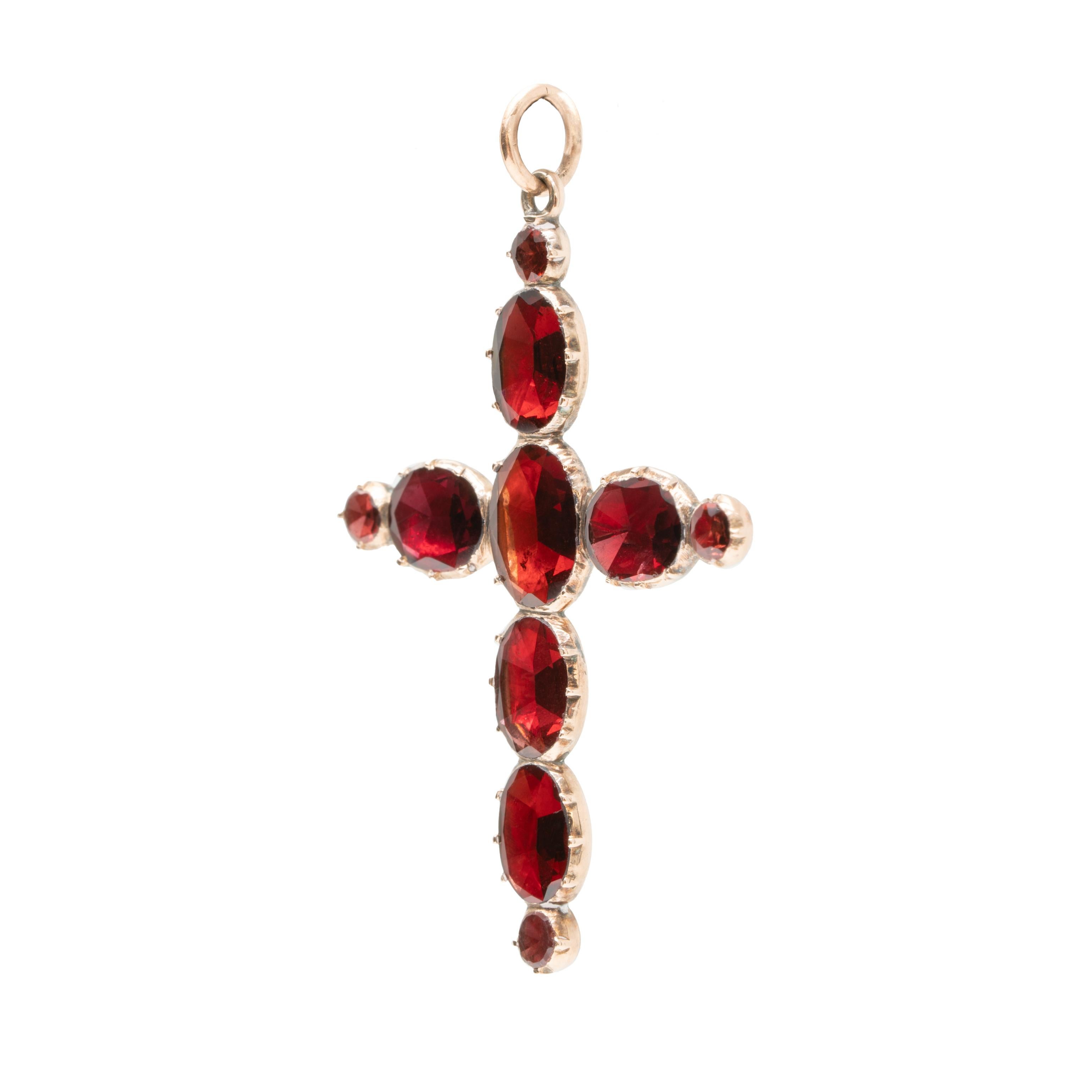 Pendentif croix en grenat taillé plat en or jaune 15 carats antique