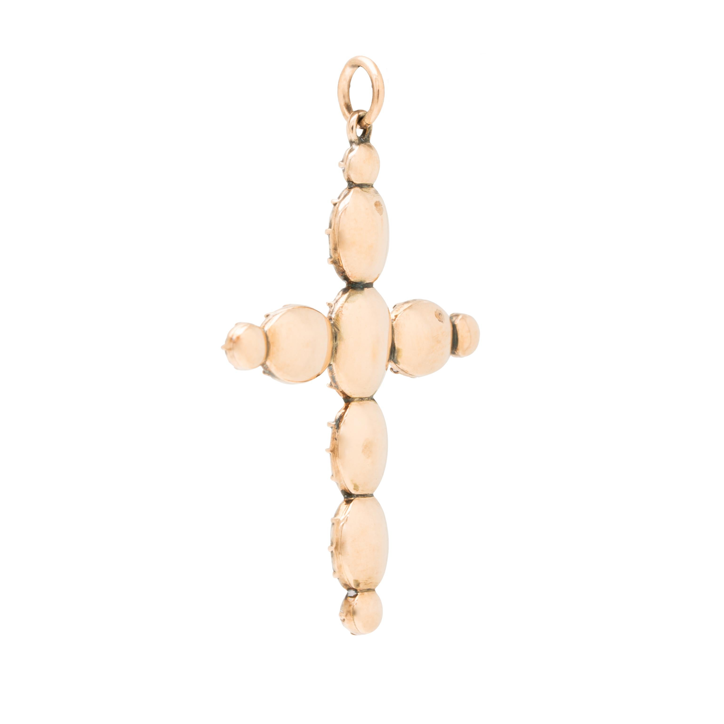 Taille ovale Pendentif breloque ancien en or jaune 15 carats avec croix en grenat taille plate en vente