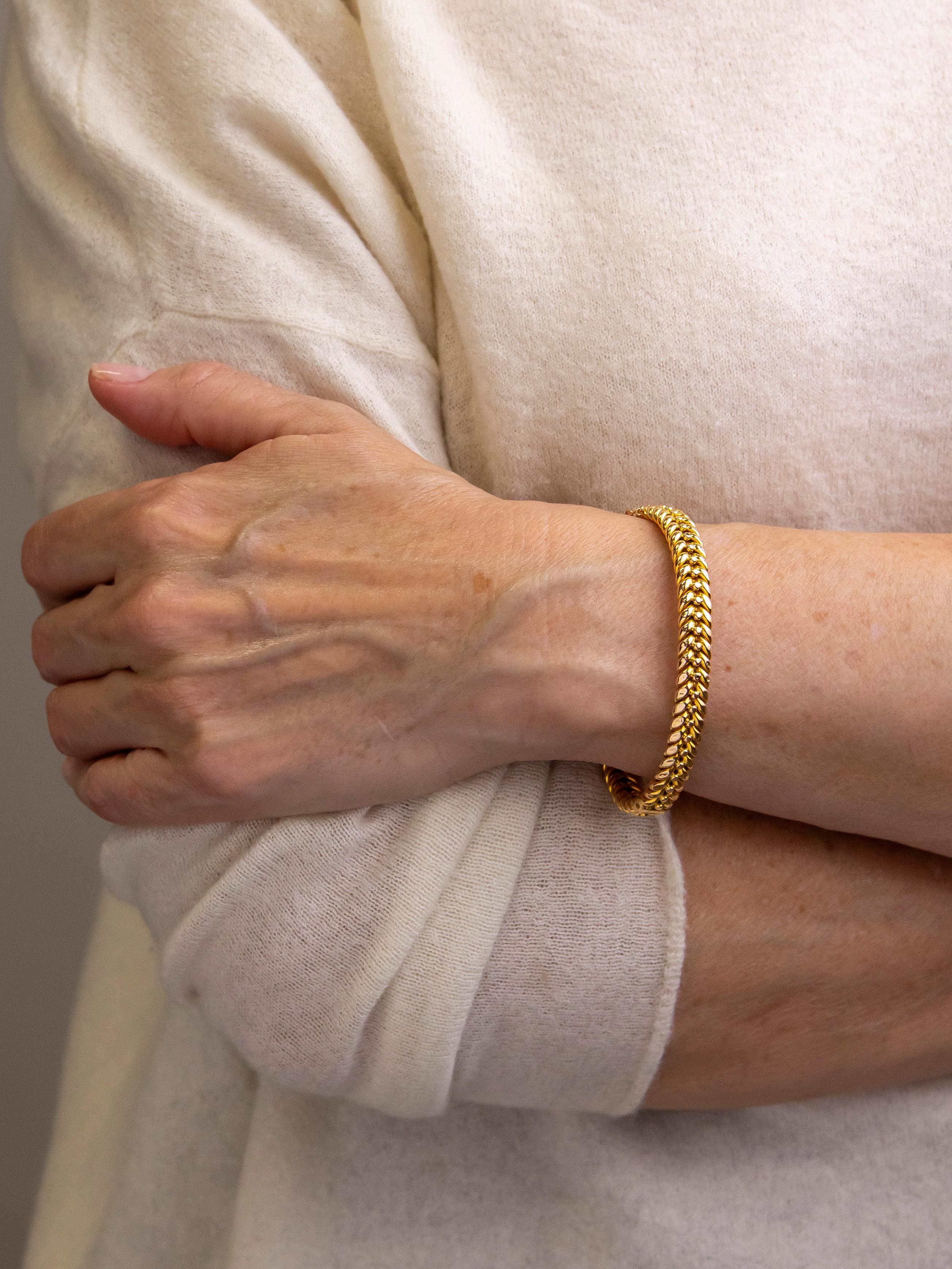 Ce charmant bracelet ancien a probablement été fabriqué en Angleterre au début du siècle dernier. Fabriqué en or jaune 15 carats, ce bracelet est souvent appelé 