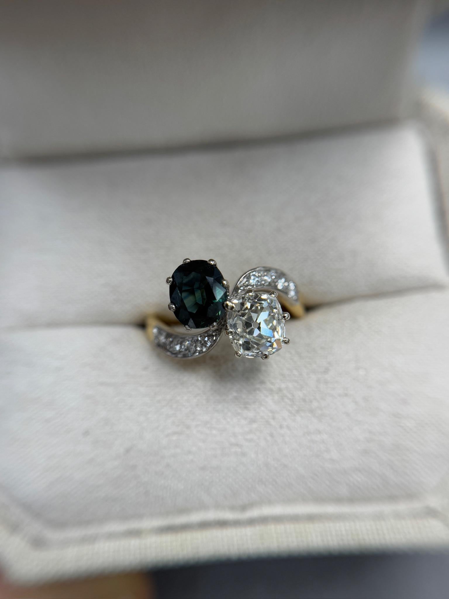 Symbole éblouissant d'amour et de connexion, cette bague antique Toi et Moi est ornée d'un époustouflant diamant de 1,53 ct de taille Old Mine (couleur L, pureté SI1, certifié GIA) associé à un saphir naturel de 2,24 ct d'un bleu profond. Réalisée