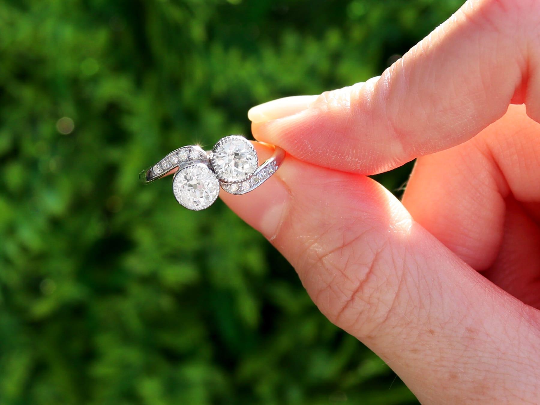 Eine feine und beeindruckende antike 1,54 Karat Diamant und Platin Twist Kleid Ring; Teil unserer Edwardian Schmuck Sammlung.

Dieser schöne und beeindruckende antike Ring ist aus Platin gefertigt.

Die mit einer Schnecke verzierten Fassungen zeigen