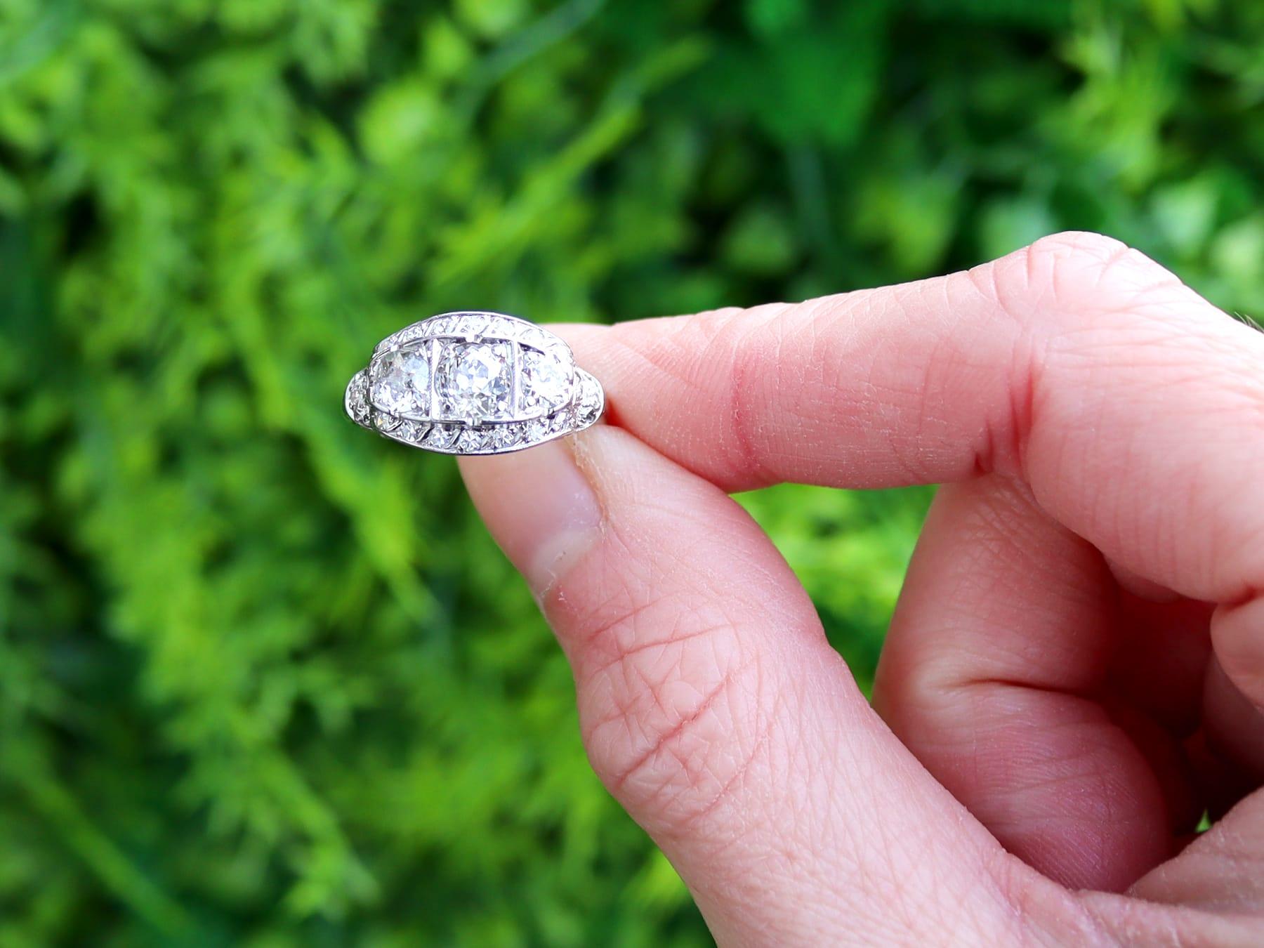 Une étonnante, fine et impressionnante bague ancienne à trois pierres de 1,55 carat en diamant et platine, faisant partie de notre collection variée de bijoux des années 1920.

Cette magnifique bague des années 1920, fine et impressionnante, a été