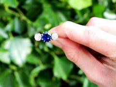 Anello antico a trilogia in platino con zaffiro da 1,59 carati e diamante da 2,33 carati