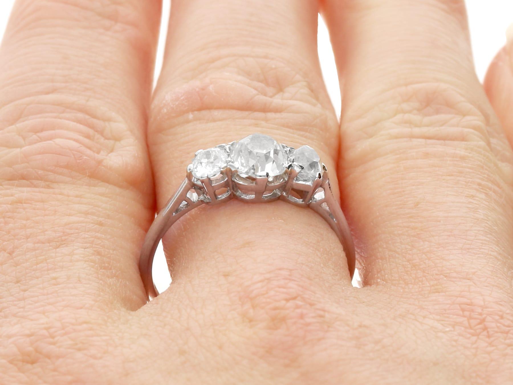 Antico anello con tre pietre in platino e diamanti da 1,59 carati Circa 1935 in vendita 5