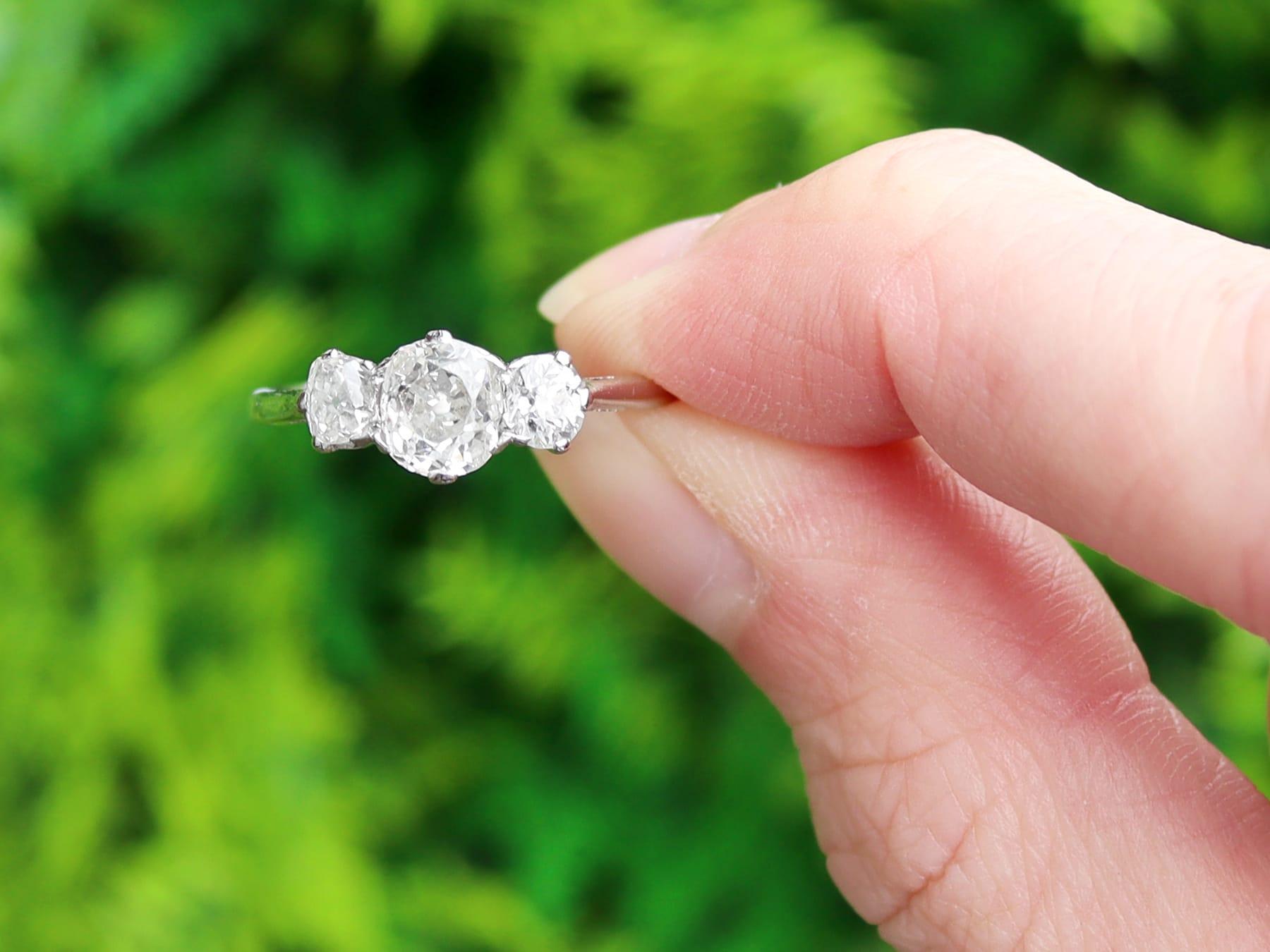 Un raffinato e imponente anello trilogy in platino e diamanti antichi da 1,59 carati; fa parte della nostra collezione di anelli con diamanti dell'Europa Antica.

Questo raffinato e imponente anello con trilogia di diamanti è stato realizzato in