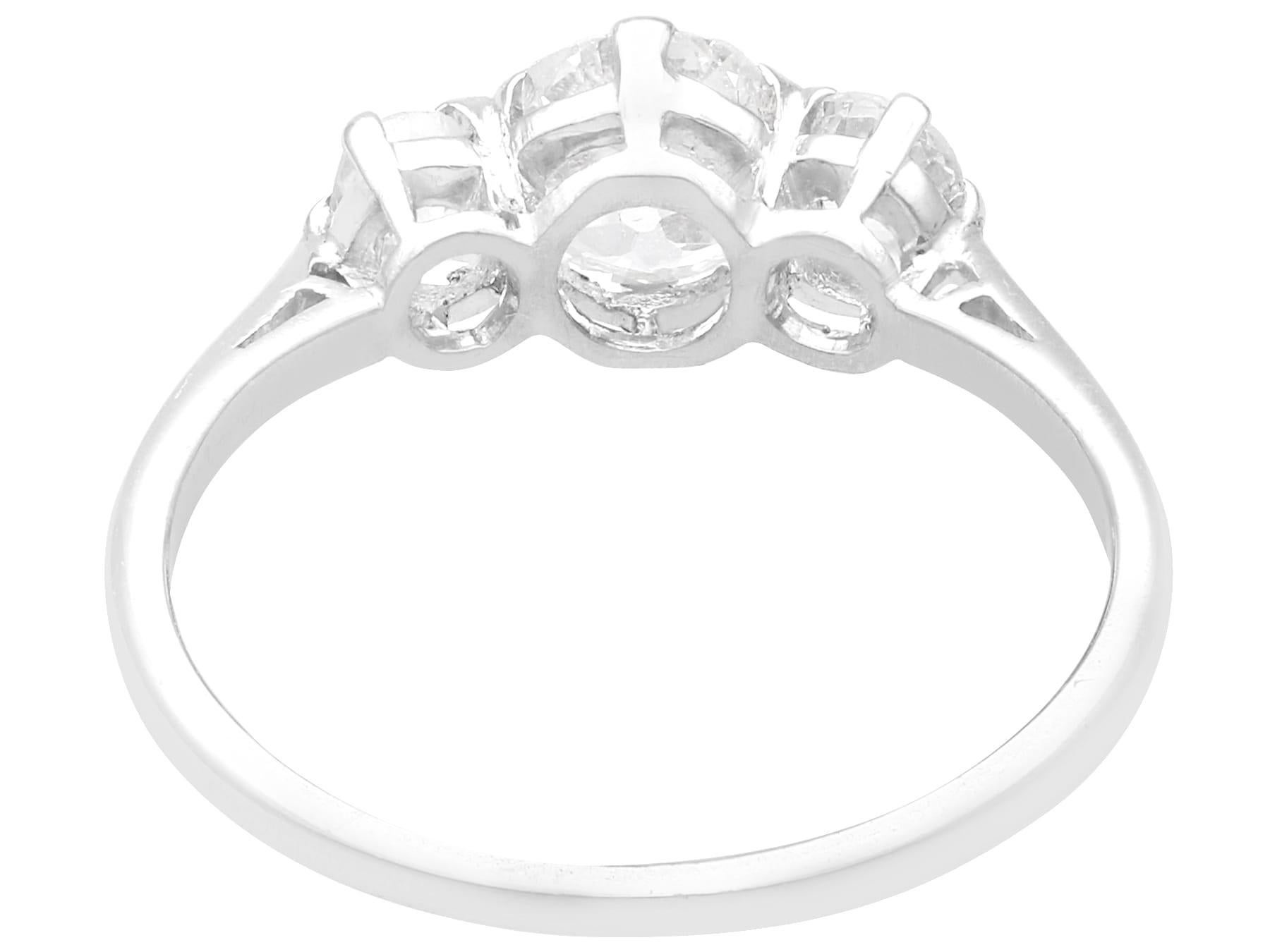 da uomo o donna Antico anello con tre pietre in platino e diamanti da 1,59 carati Circa 1935 in vendita
