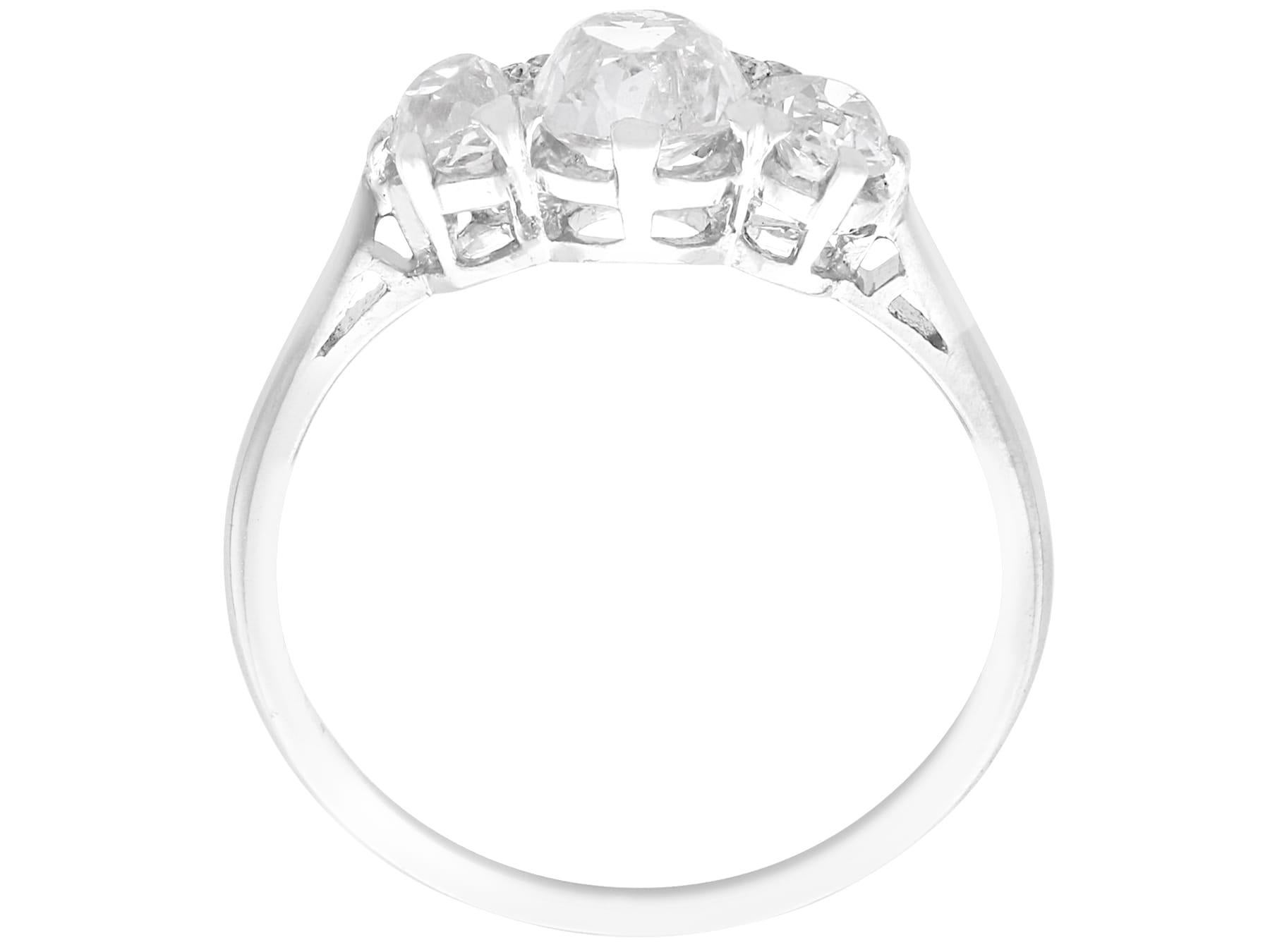 Antico anello con tre pietre in platino e diamanti da 1,59 carati Circa 1935 in vendita 1