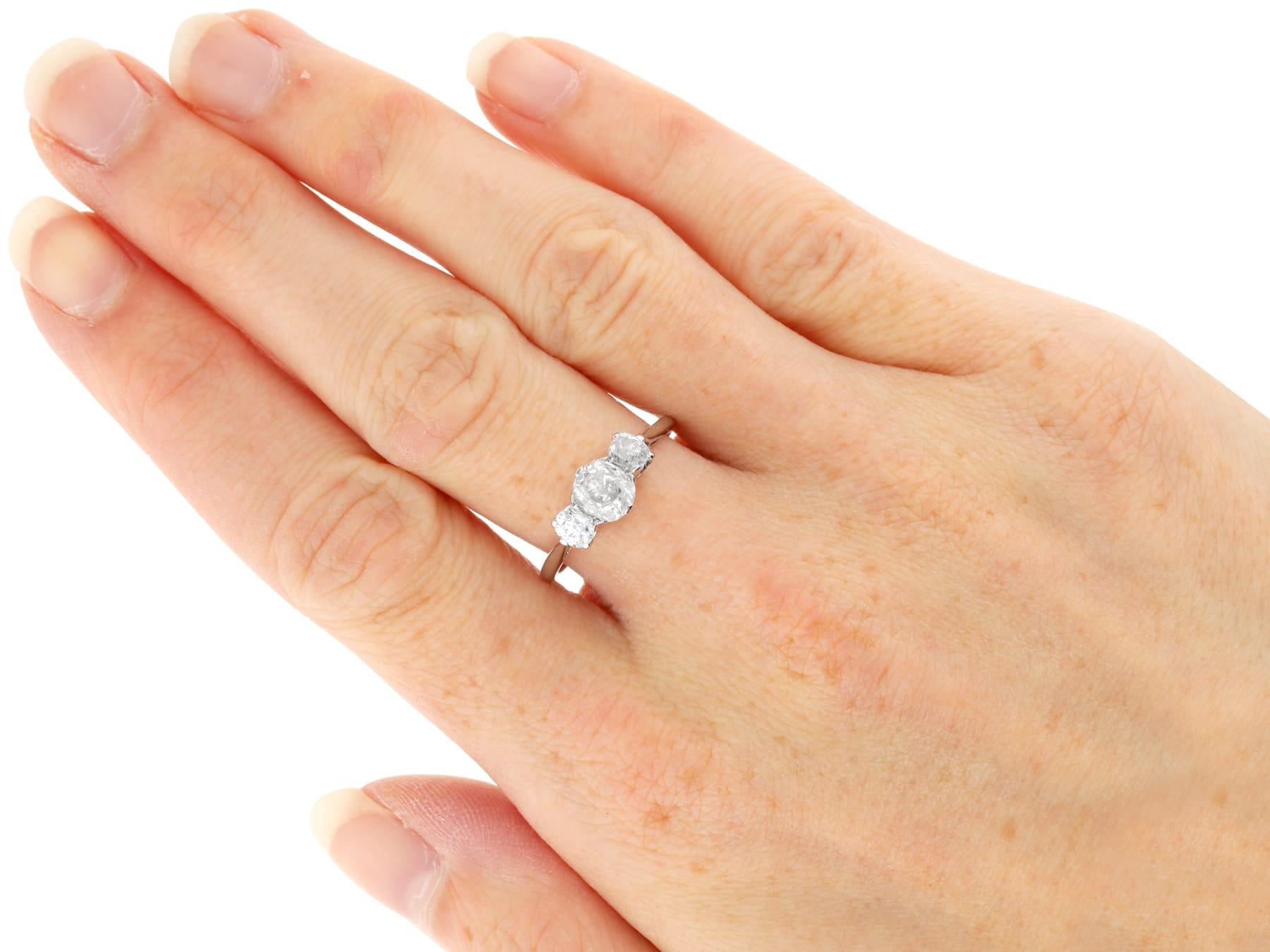 Antico anello con tre pietre in platino e diamanti da 1,59 carati Circa 1935 in vendita 3