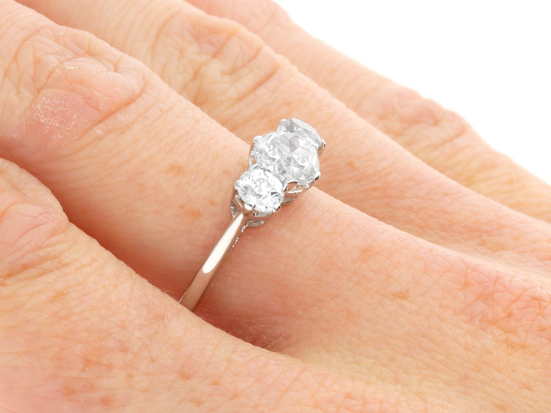 Antico anello con tre pietre in platino e diamanti da 1,59 carati Circa 1935 in vendita 4