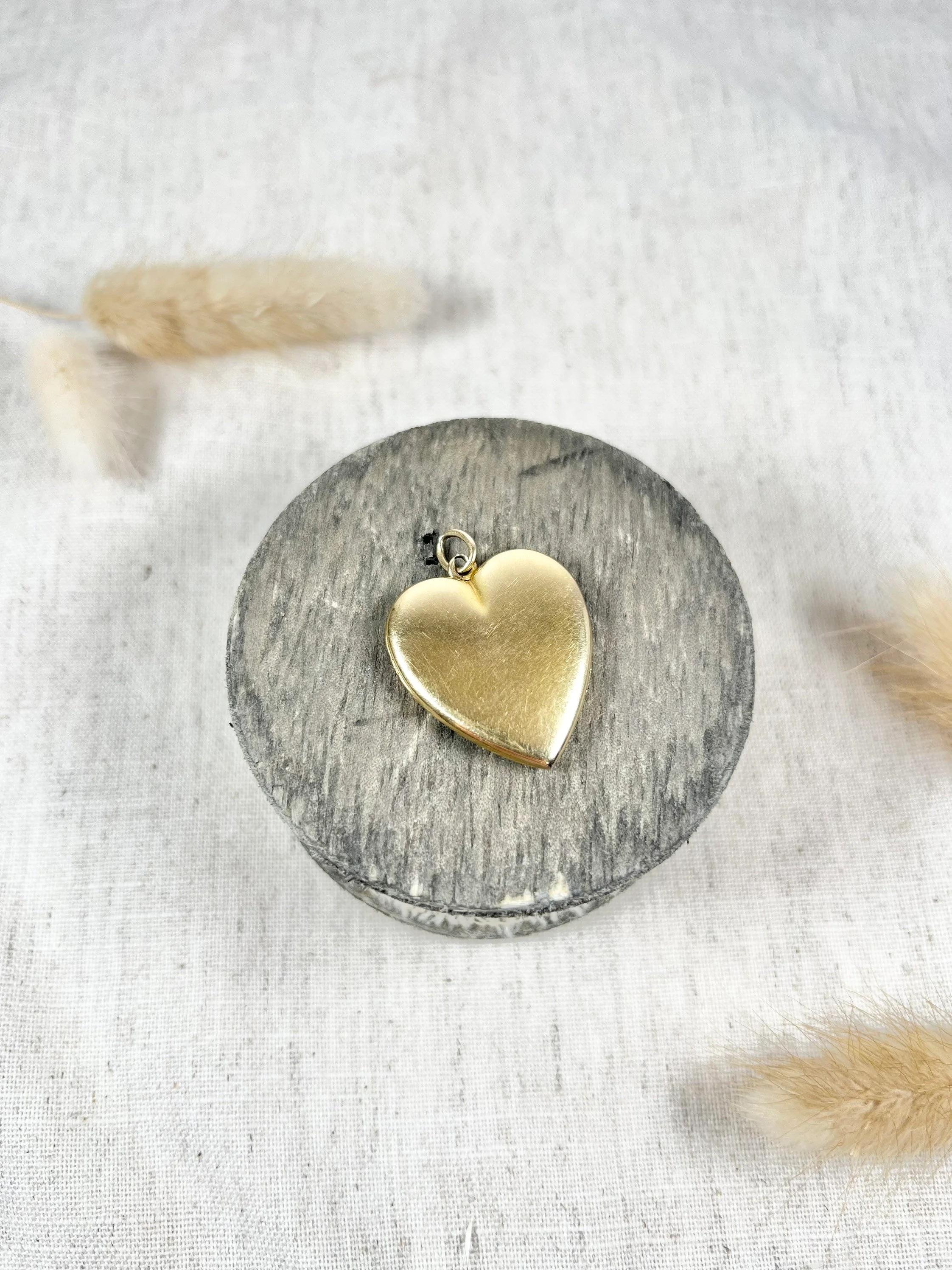Édouardien Antique 15ct Gold 1920's Large Heart Shape Locket (médaillon en forme de coeur) en vente