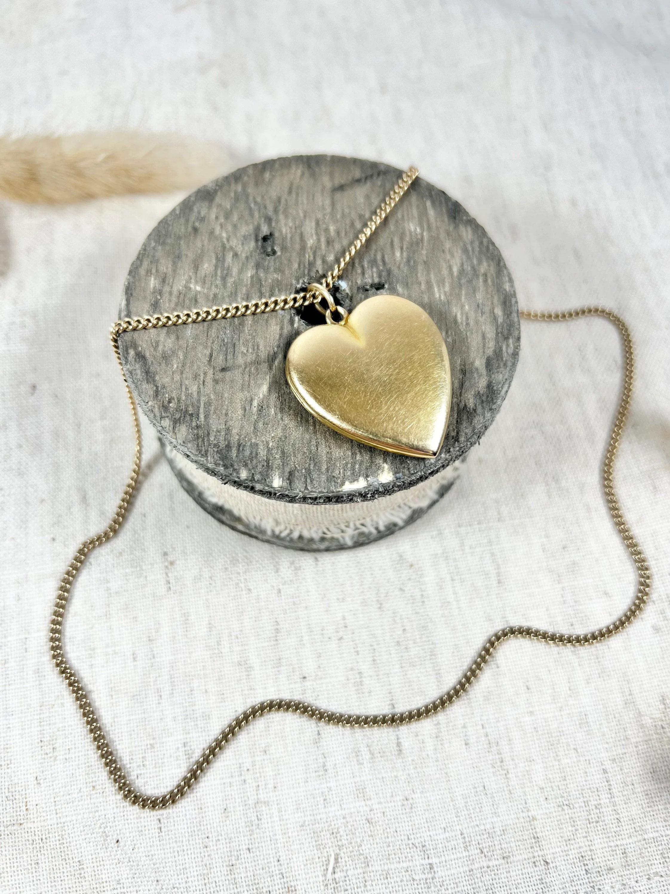 Antique 15ct Gold 1920's Large Heart Shape Locket (médaillon en forme de coeur) en vente 2