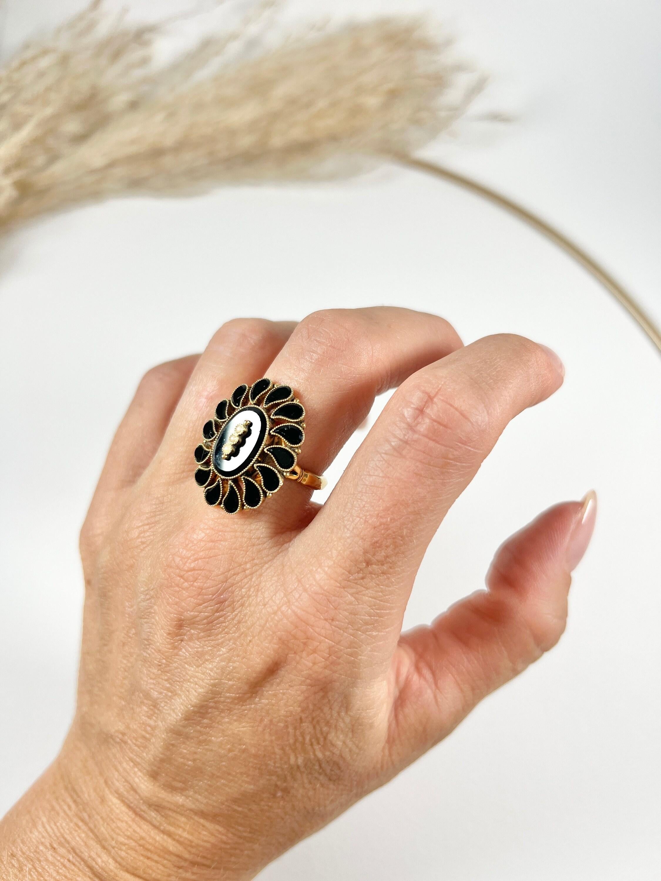 Antique 15ct Gold 1920s Oval Onyx & Pearl Ring with an Onyx Teardrop Halo For Sale 5