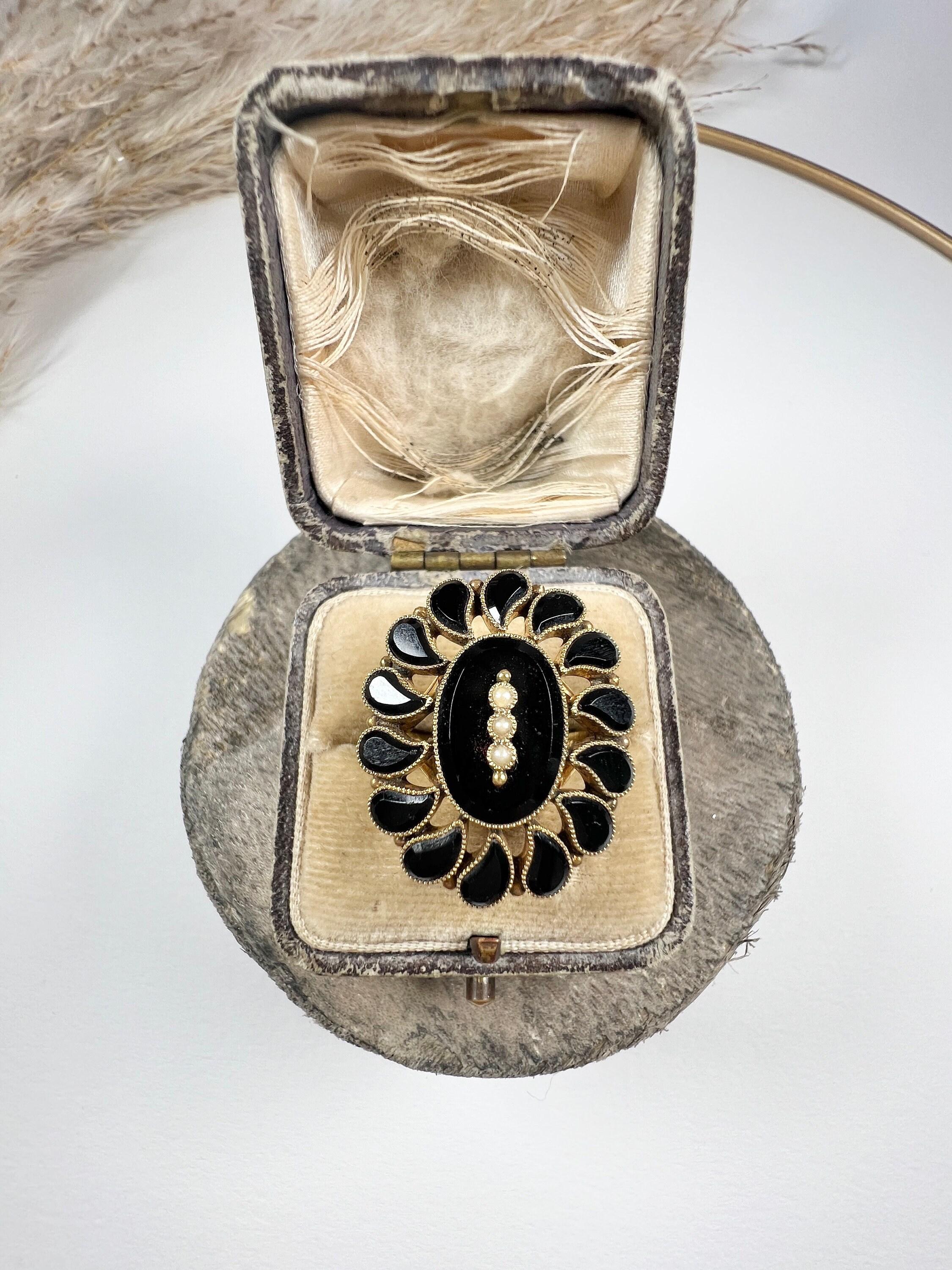 Oval Cut Antique 15ct Gold 1920s Oval Onyx & Pearl Ring with an Onyx Teardrop Halo For Sale