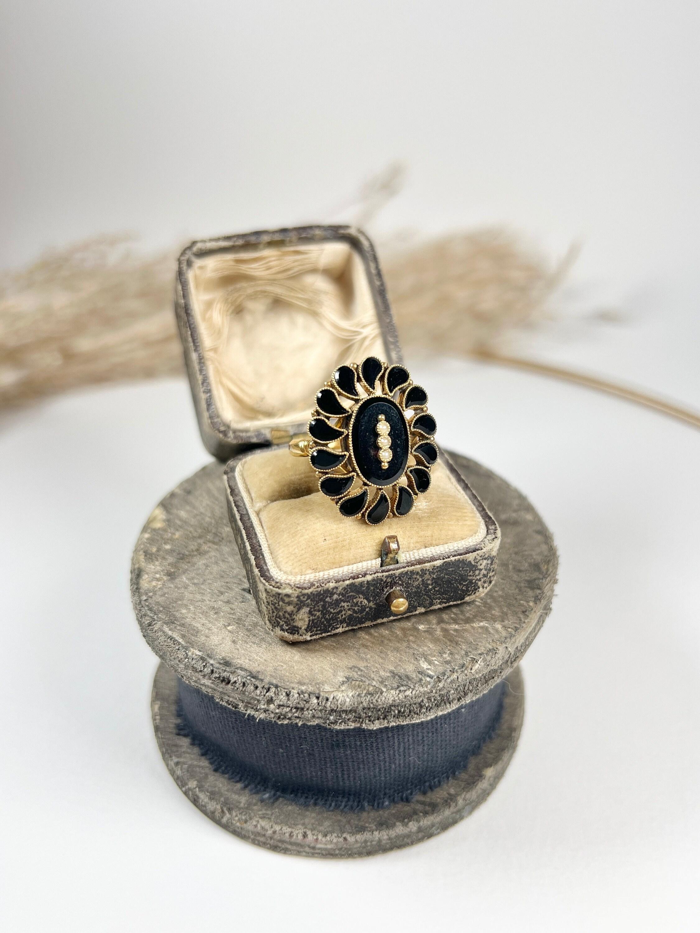 Antique 15ct Gold 1920s Oval Onyx & Pearl Ring with an Onyx Teardrop Halo In Good Condition For Sale In Brighton, GB