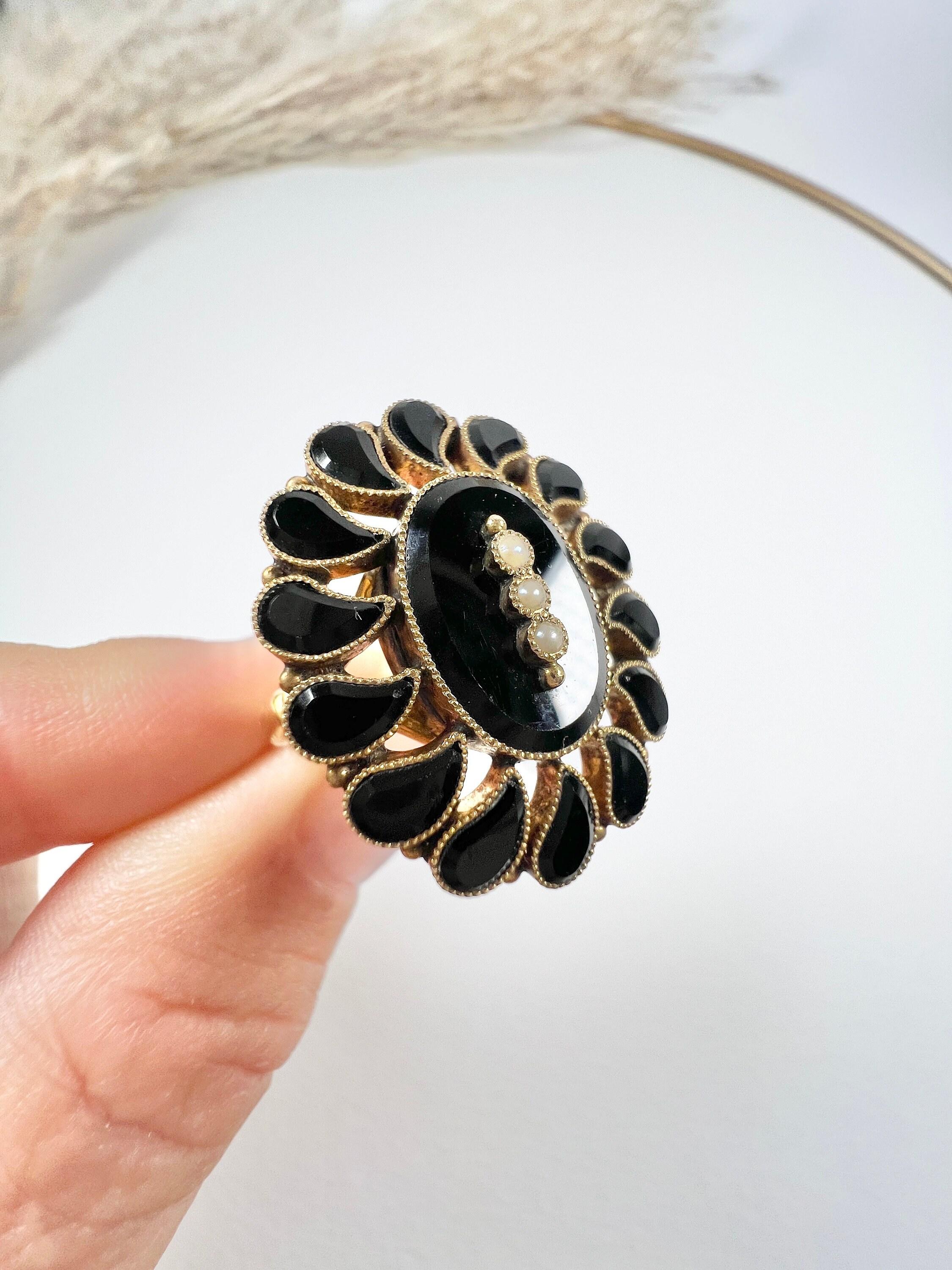 Antique 15ct Gold 1920s Oval Onyx & Pearl Ring with an Onyx Teardrop Halo For Sale 2