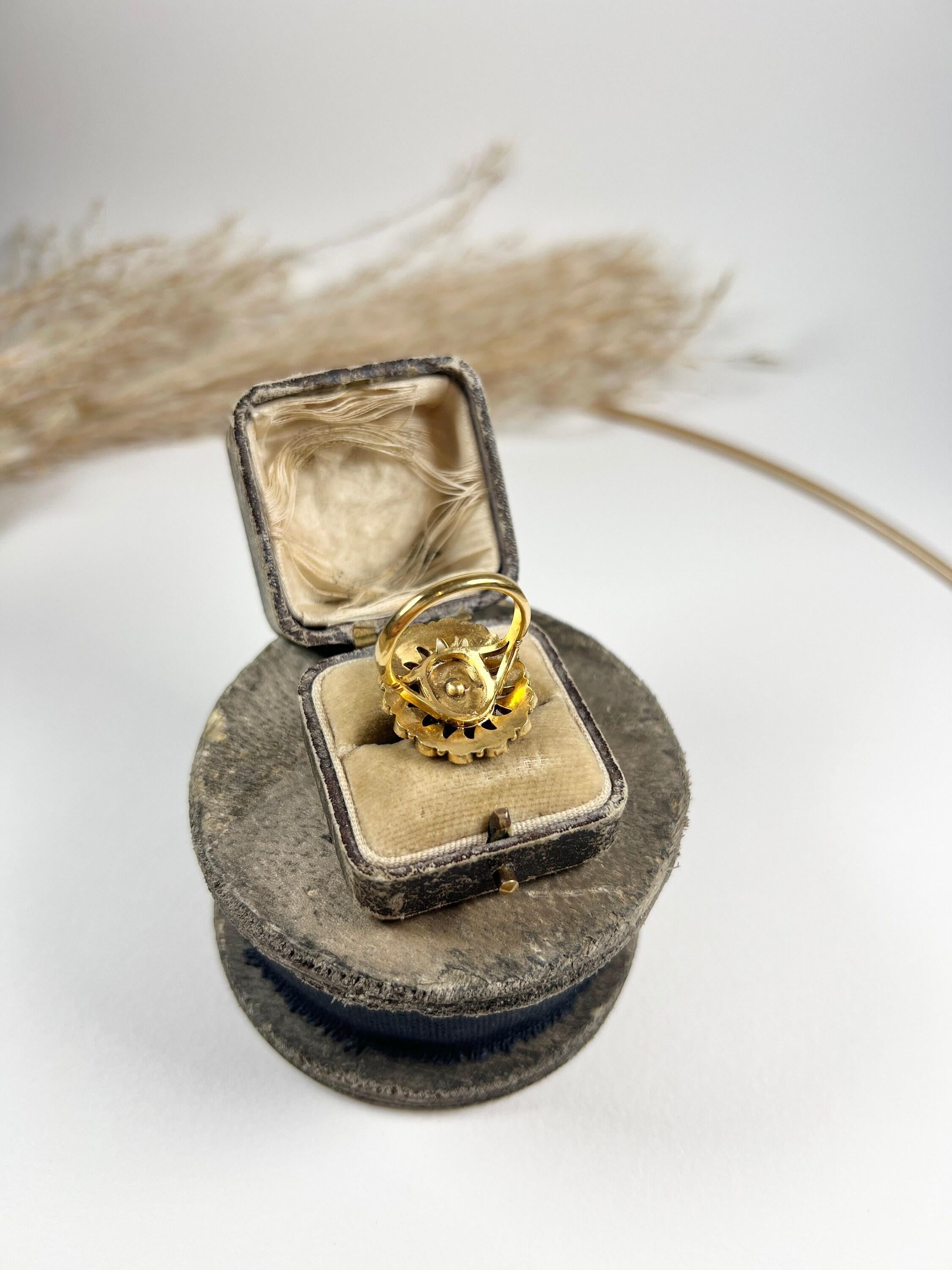 Antique 15ct Gold 1920s Oval Onyx & Pearl Ring with an Onyx Teardrop Halo For Sale 3