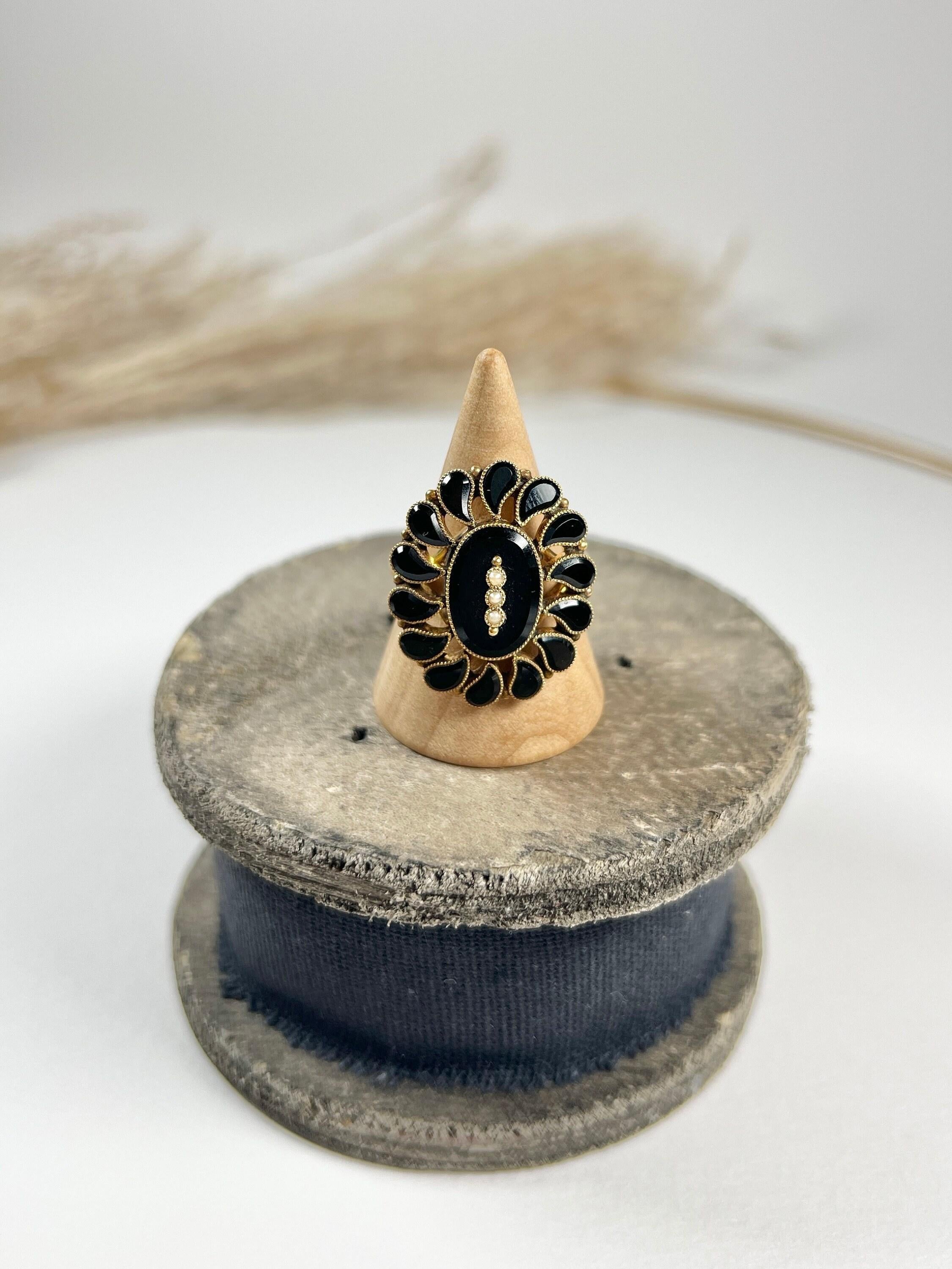 Antique 15ct Gold 1920s Oval Onyx & Pearl Ring with an Onyx Teardrop Halo For Sale 4