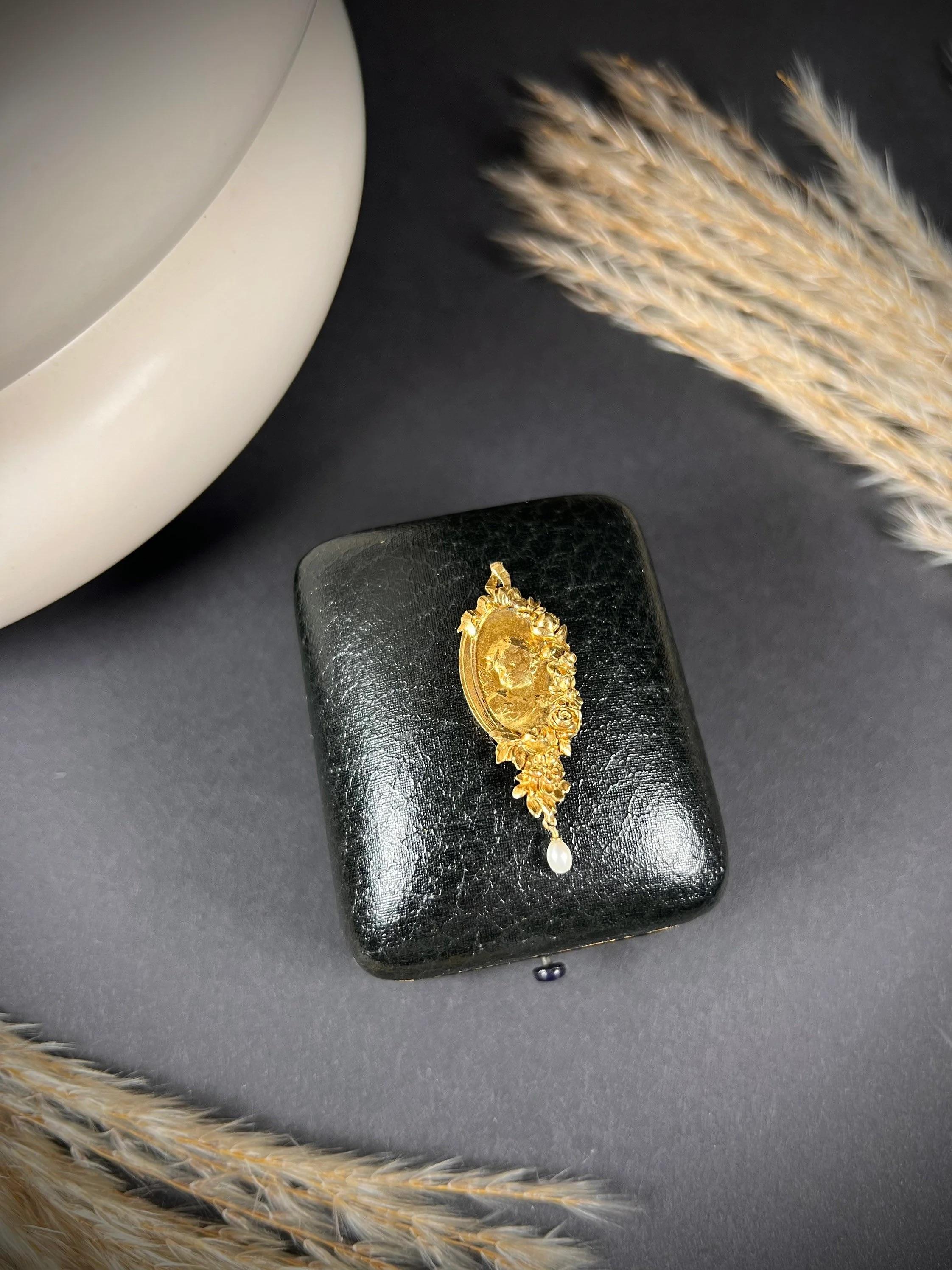 Antique 15ct Gold Art Nouveau Edmond-Henri Becker Ornate Cherub Portrait Pendant In Good Condition In Brighton, GB